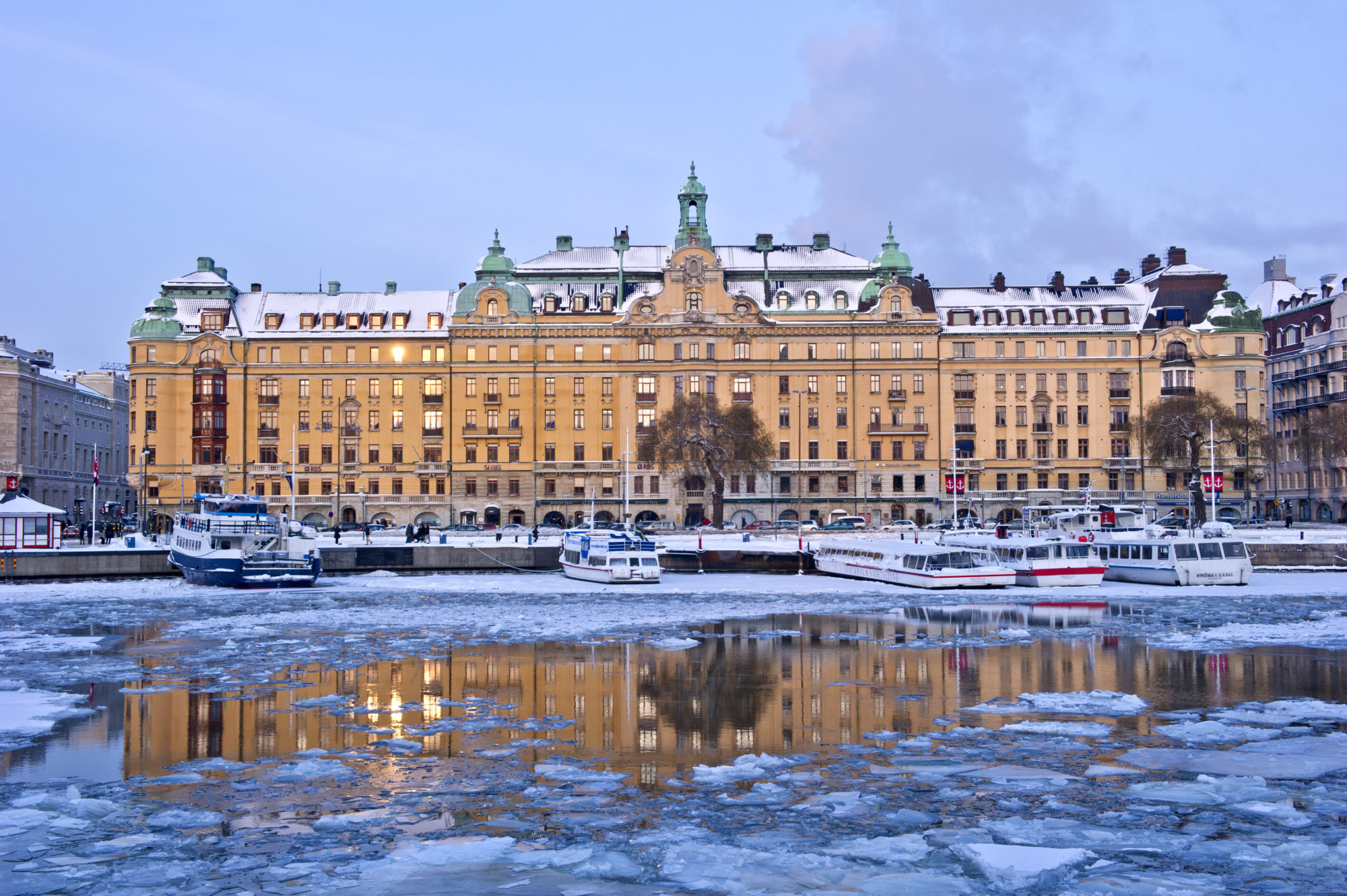 Foto di Grand Hotel Stoccolma visto dalla barca