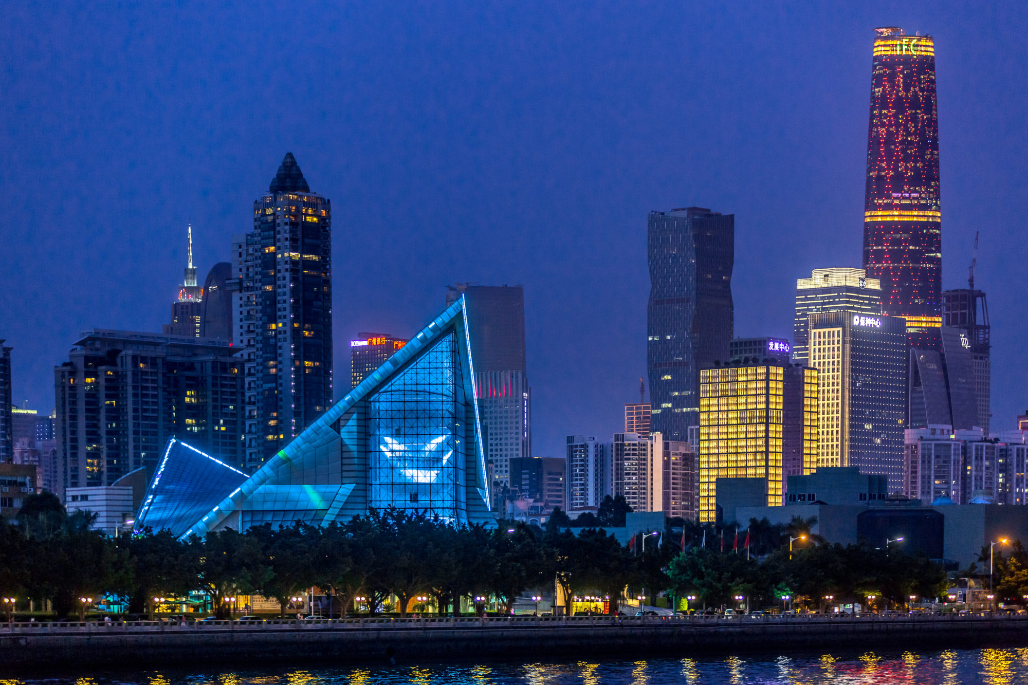 Foto di cina, centro di guangzhou al crepuscolo