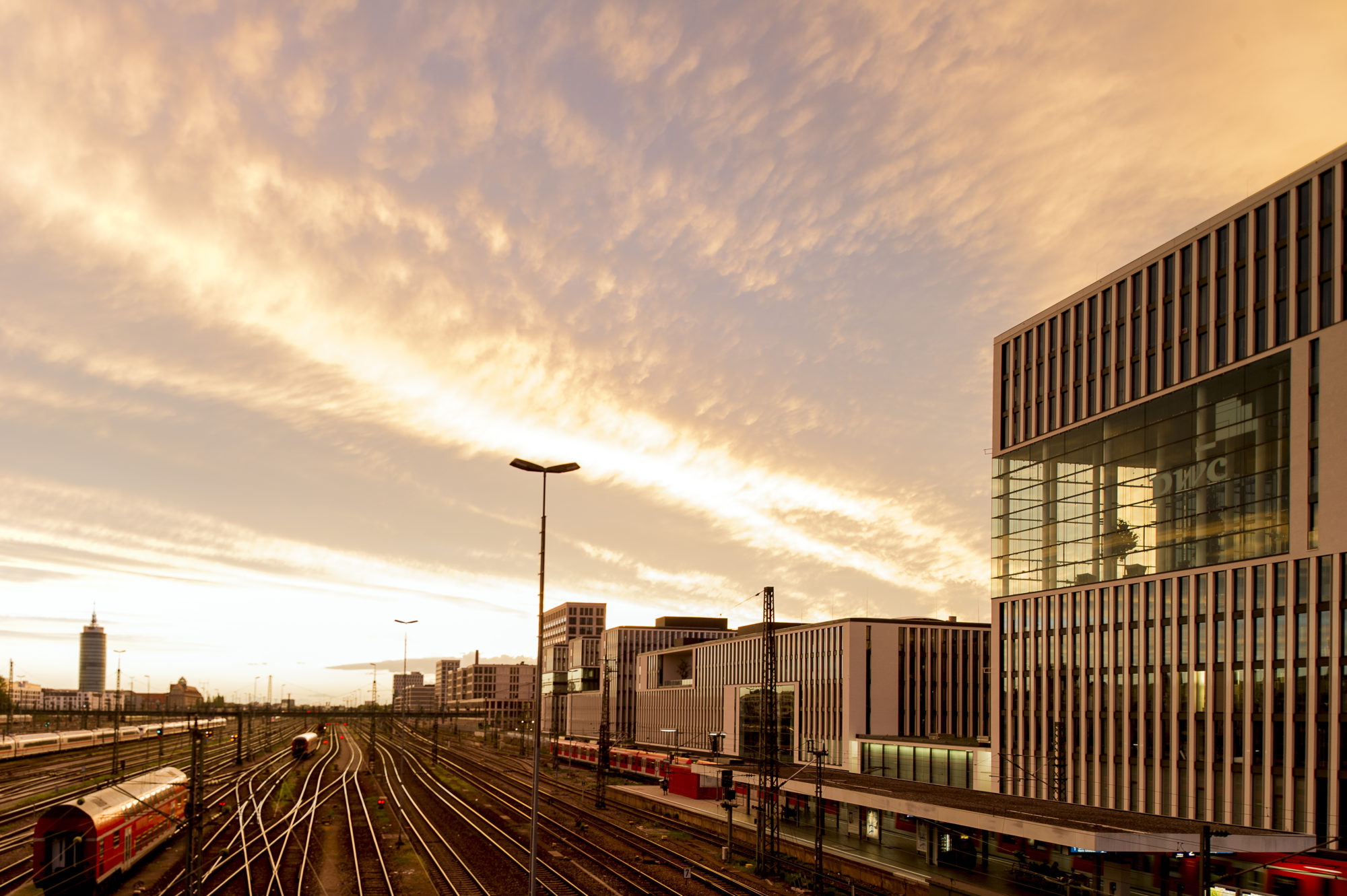 Foto di Linee Ferroviare che attraversano la città di Monaco al tramonto