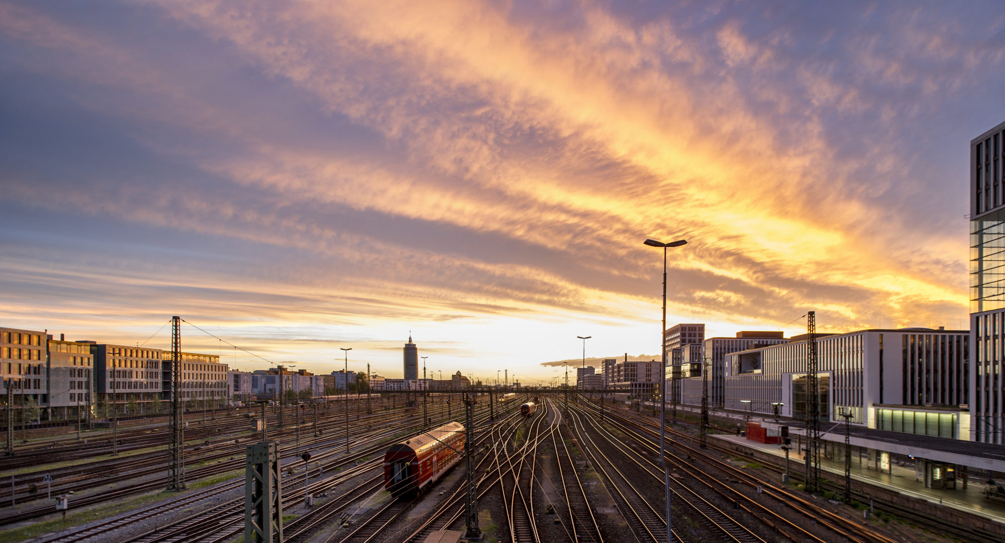 Foto di Linee Ferroviare che attraversano la città di Monaco al tramonto