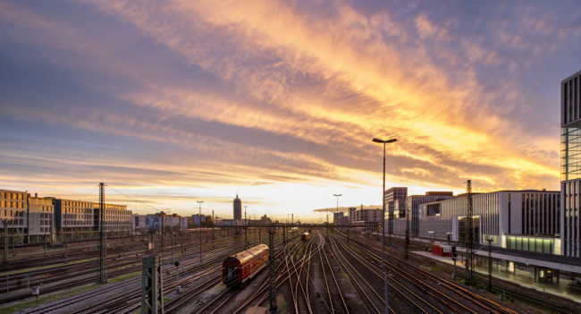 Linee Ferroviare che attraversano la città di Monaco al tramonto