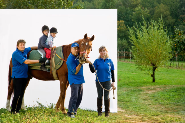 Volontari con bambini e cavallo