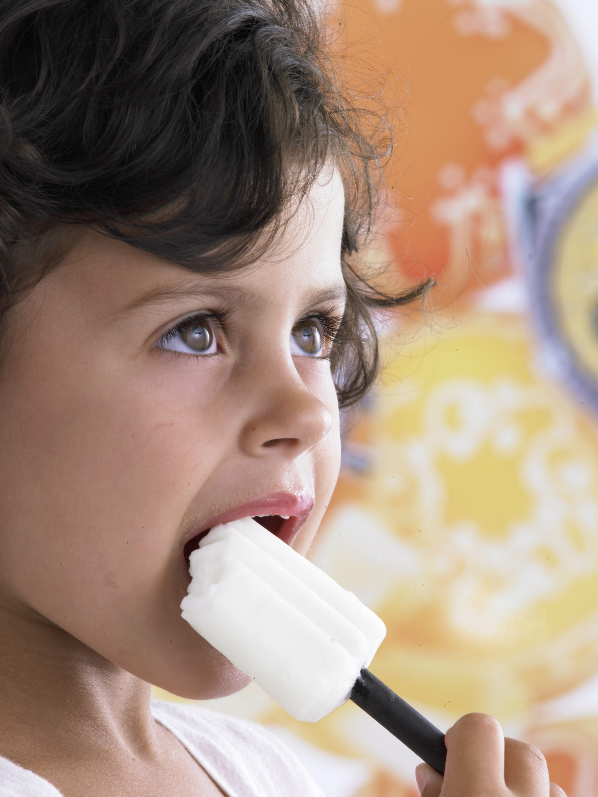 Foto di fibra uno: bambina mangia gelato