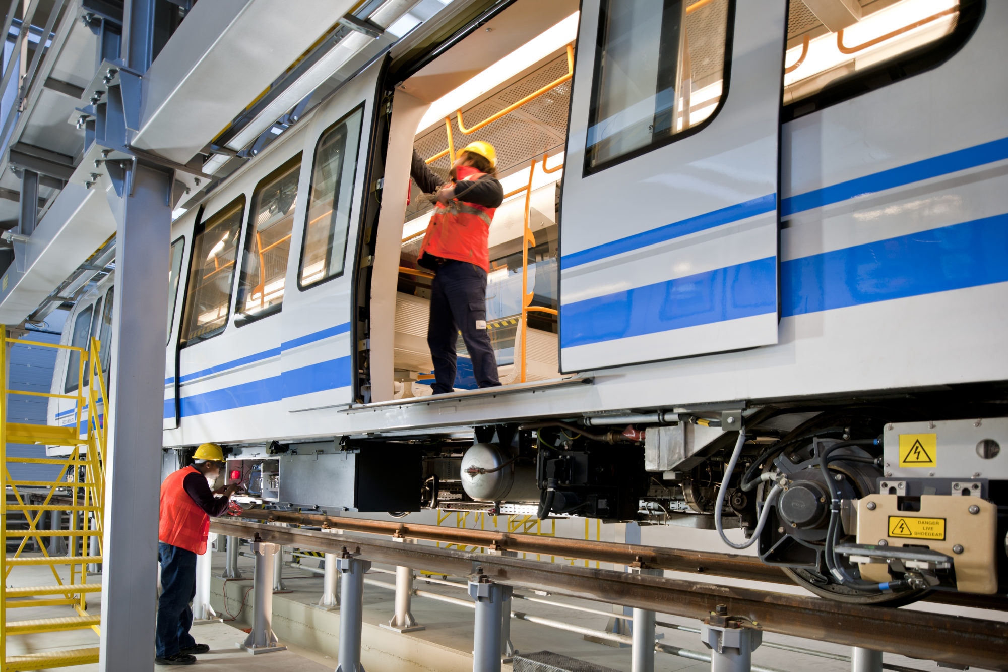 Foto di Brescia mobilità: manutenzione di un vagone del treno