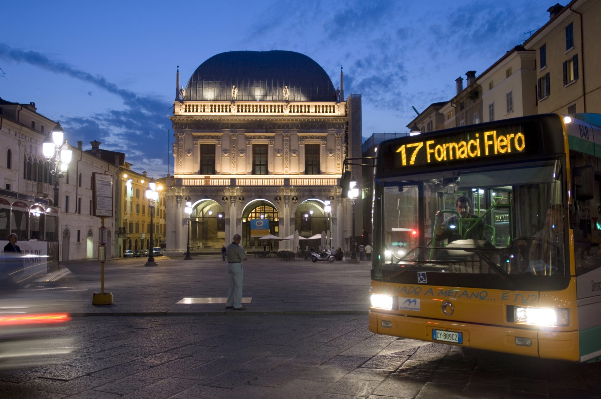 Foto di Brescia mobilità: Autobus in piazza Loggia