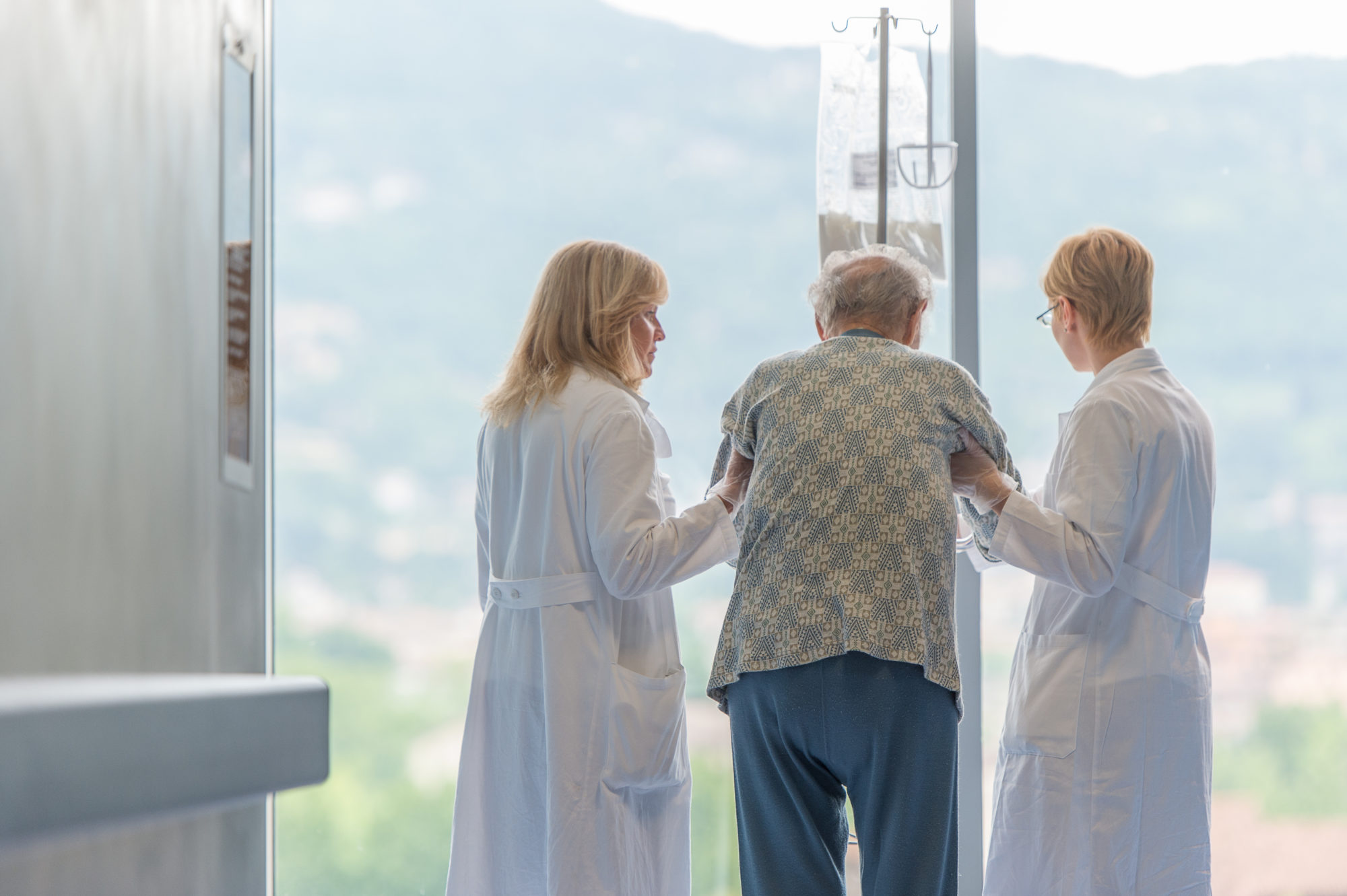 Foto di Personale ospedaliero accudisce un paziente