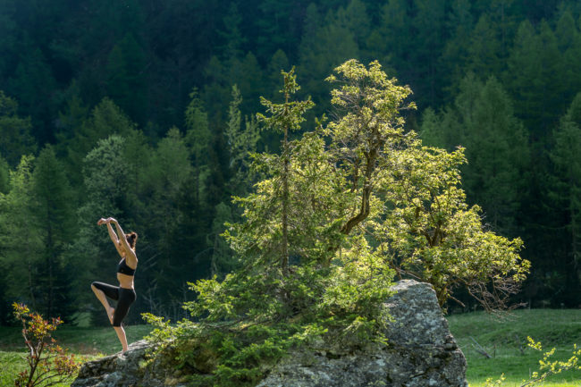 donna pratica Yoga in ambiente naturale