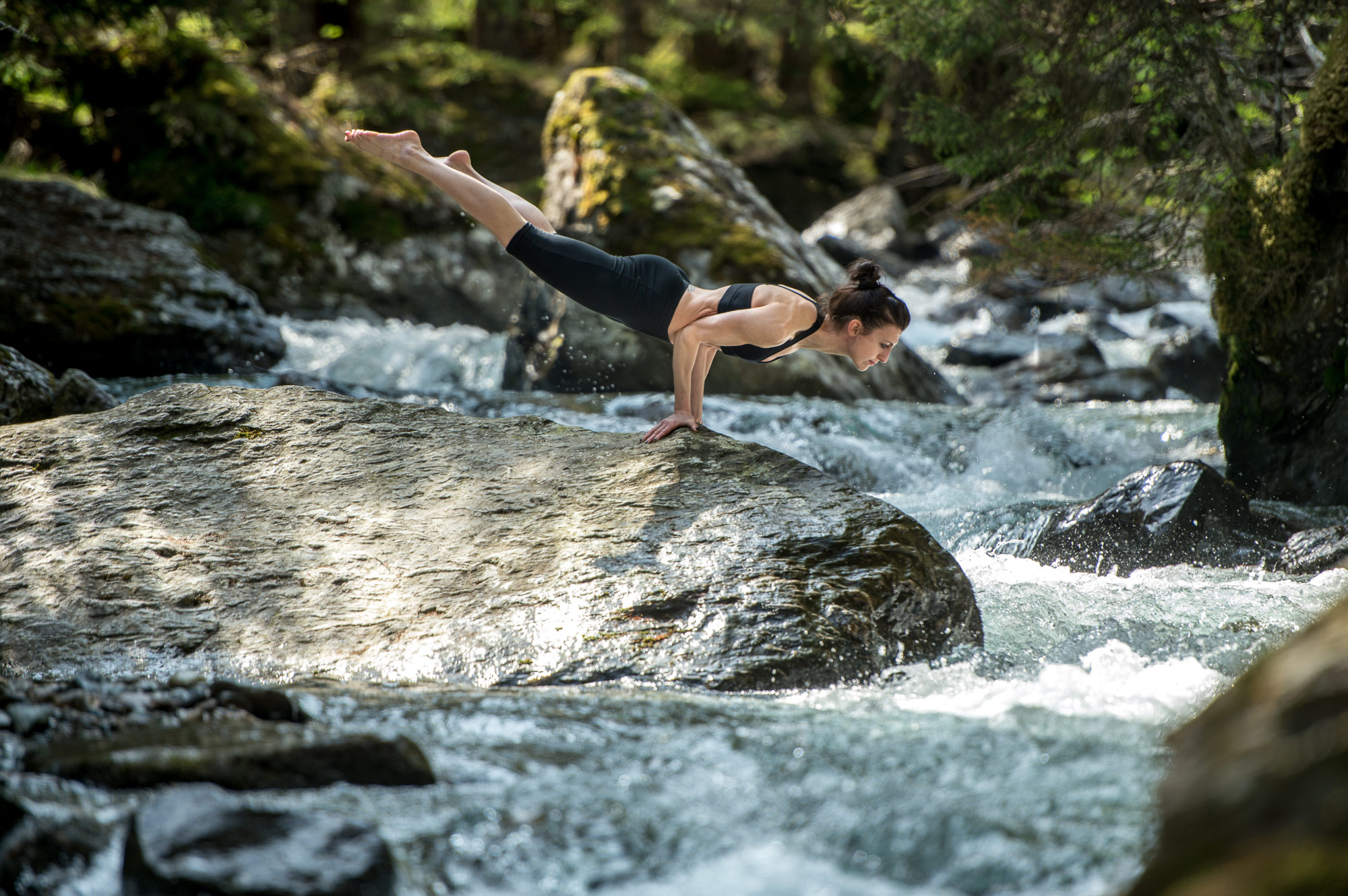 Foto di donna pratica Yoga in ambiente naturale