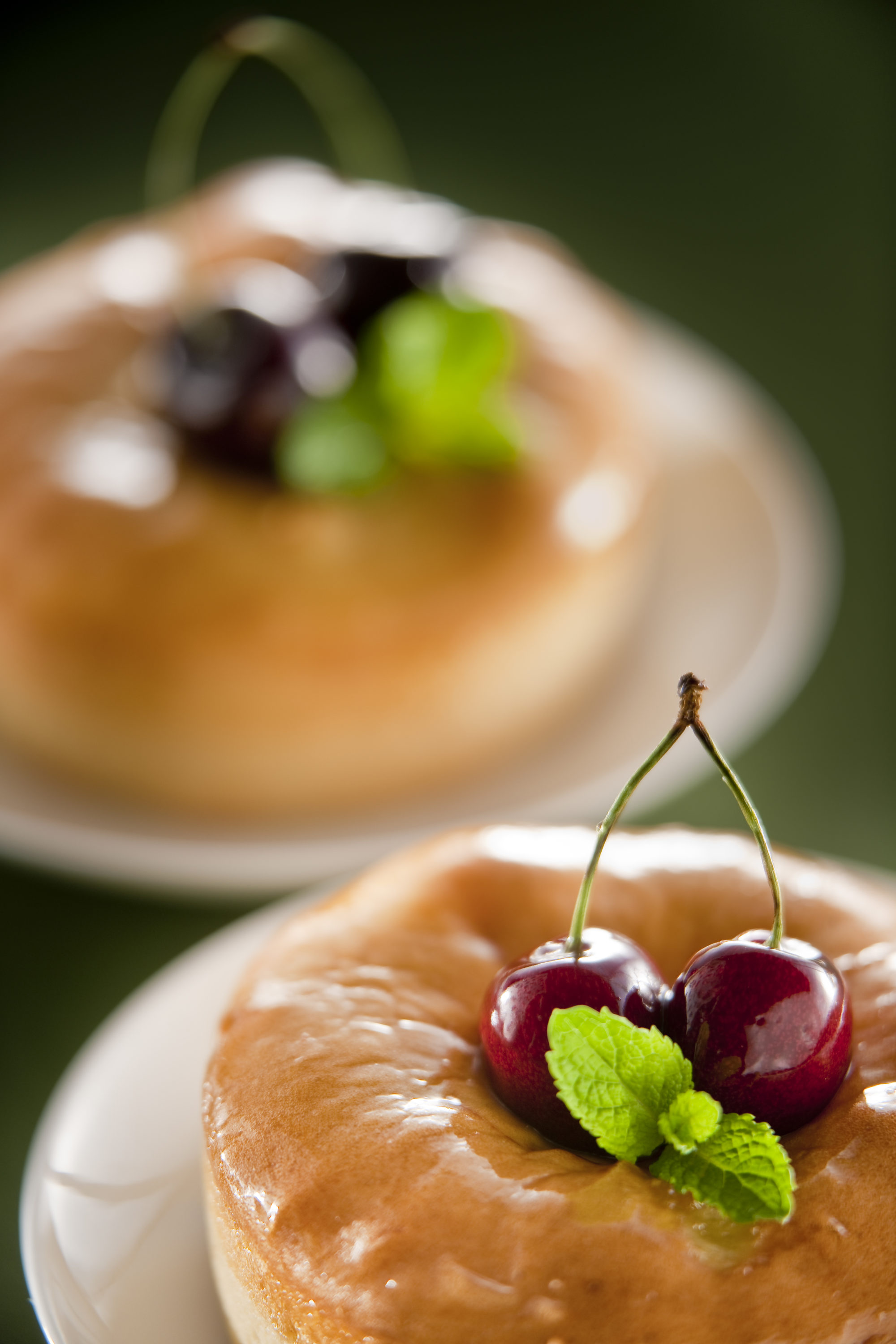 Foto di ciambella ricoperta di glassa di zucchero e decorata con ciliege