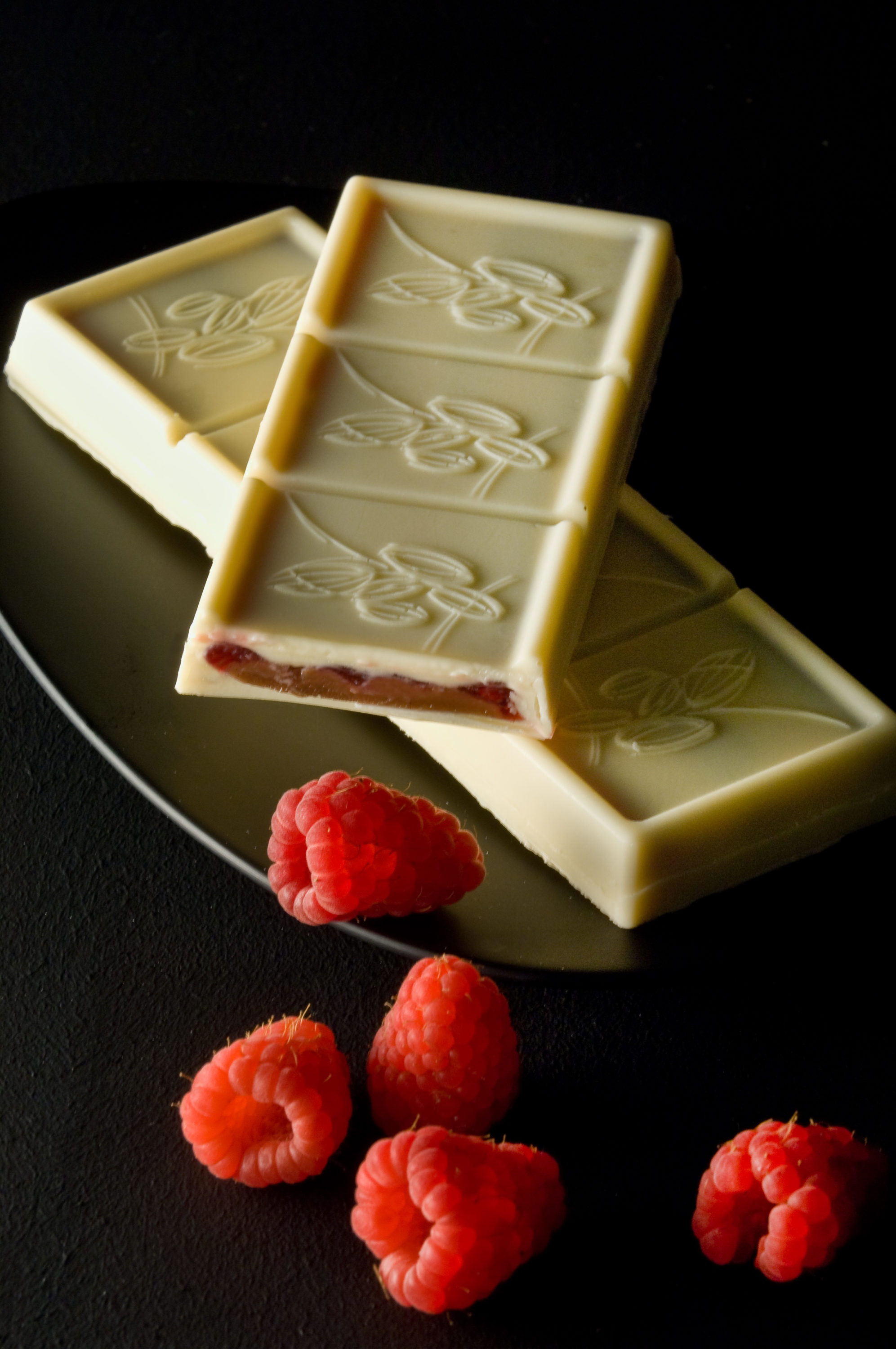 Foto di Barretta di cioccolato bianco ripiena di lamponi