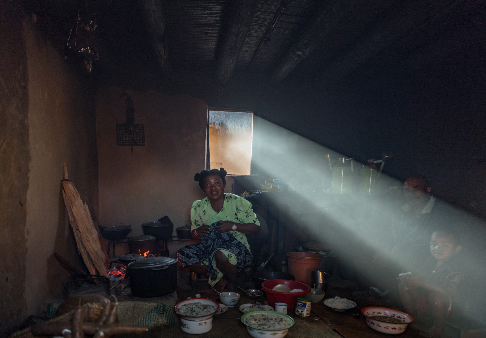 Foto di famiglia all’interno della propria casa