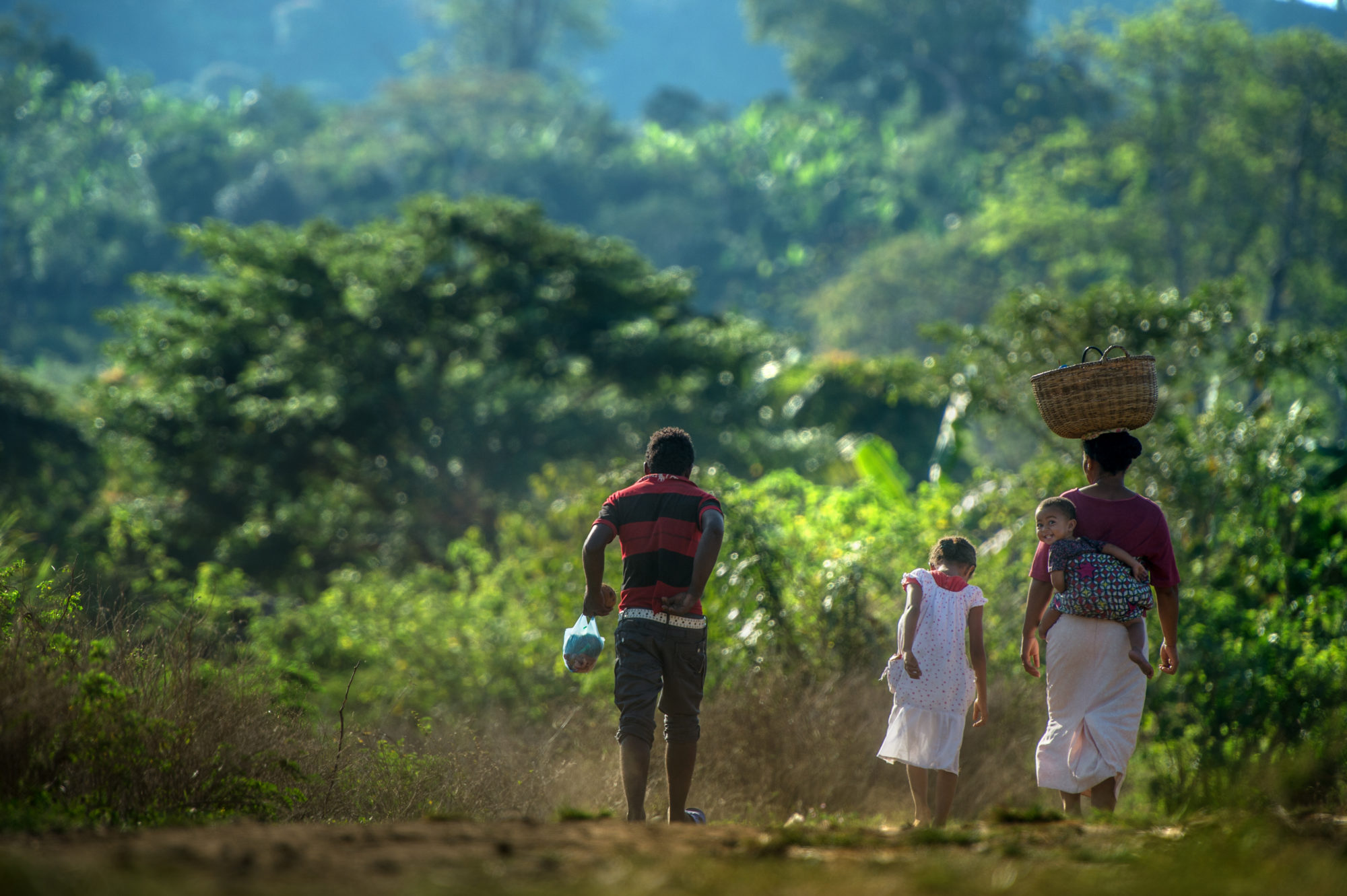 Foto di famiglia percorre il sentiero verso casa