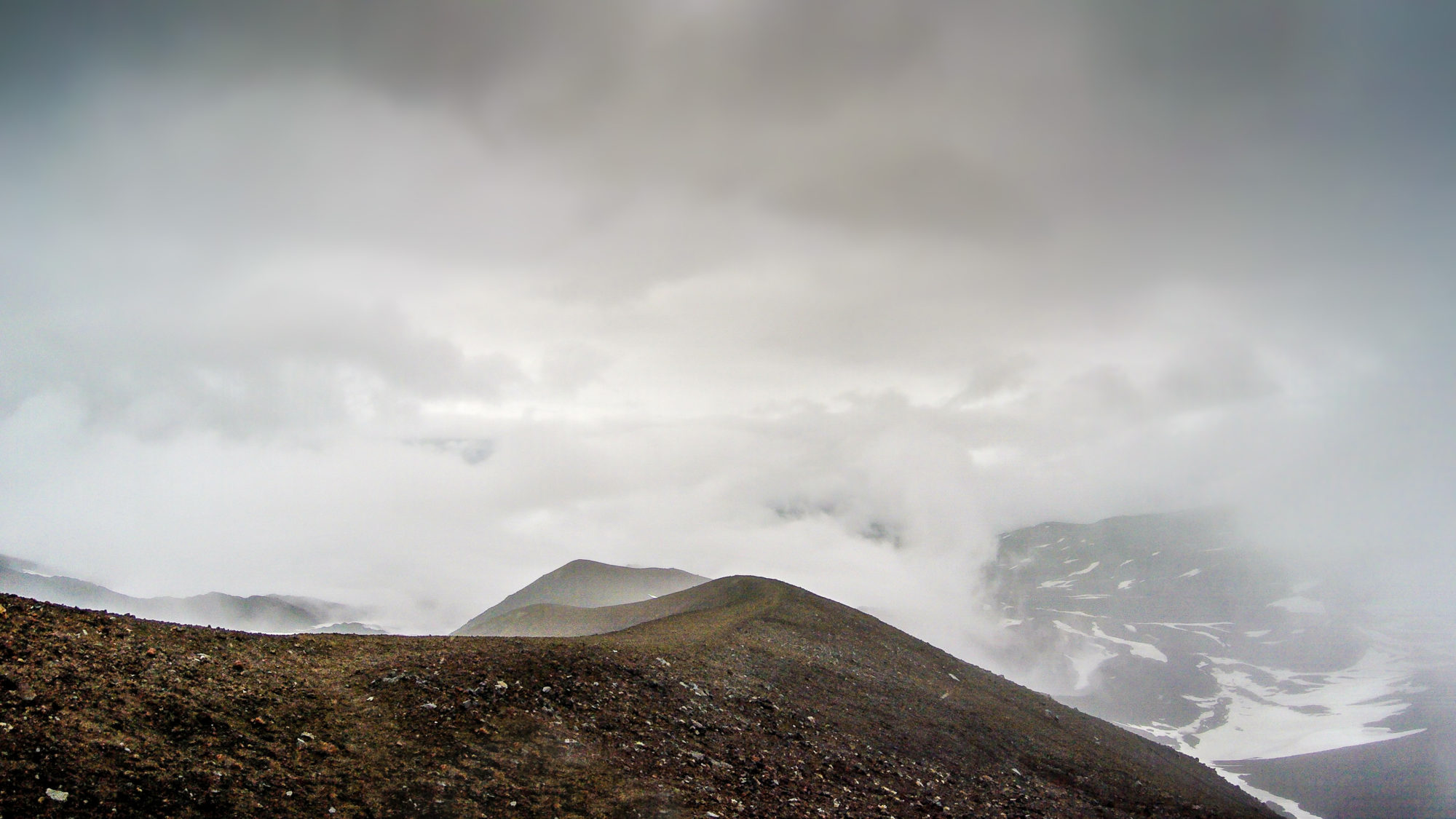 Foto di si esce dalle nubi verso la cima del vulcano avachinsky