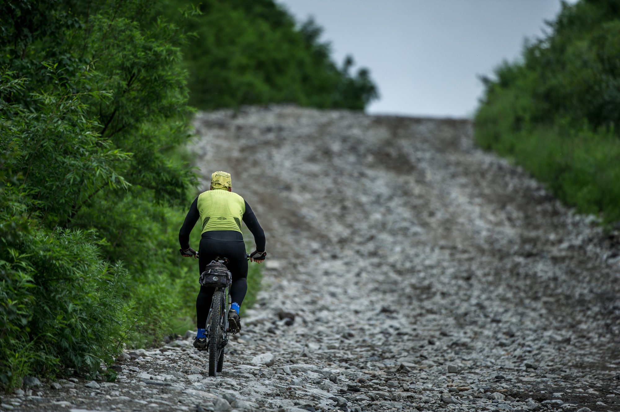 Foto di aldo mazzocchi affronta con la sua mountain bike una salita impegnativa