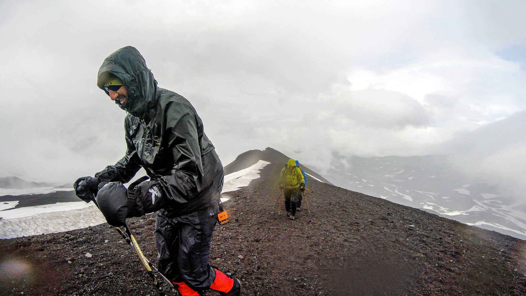 Foto di aldo mazzocchi e alberto zucchi salgono verso la vetta del vulcano tolbachick