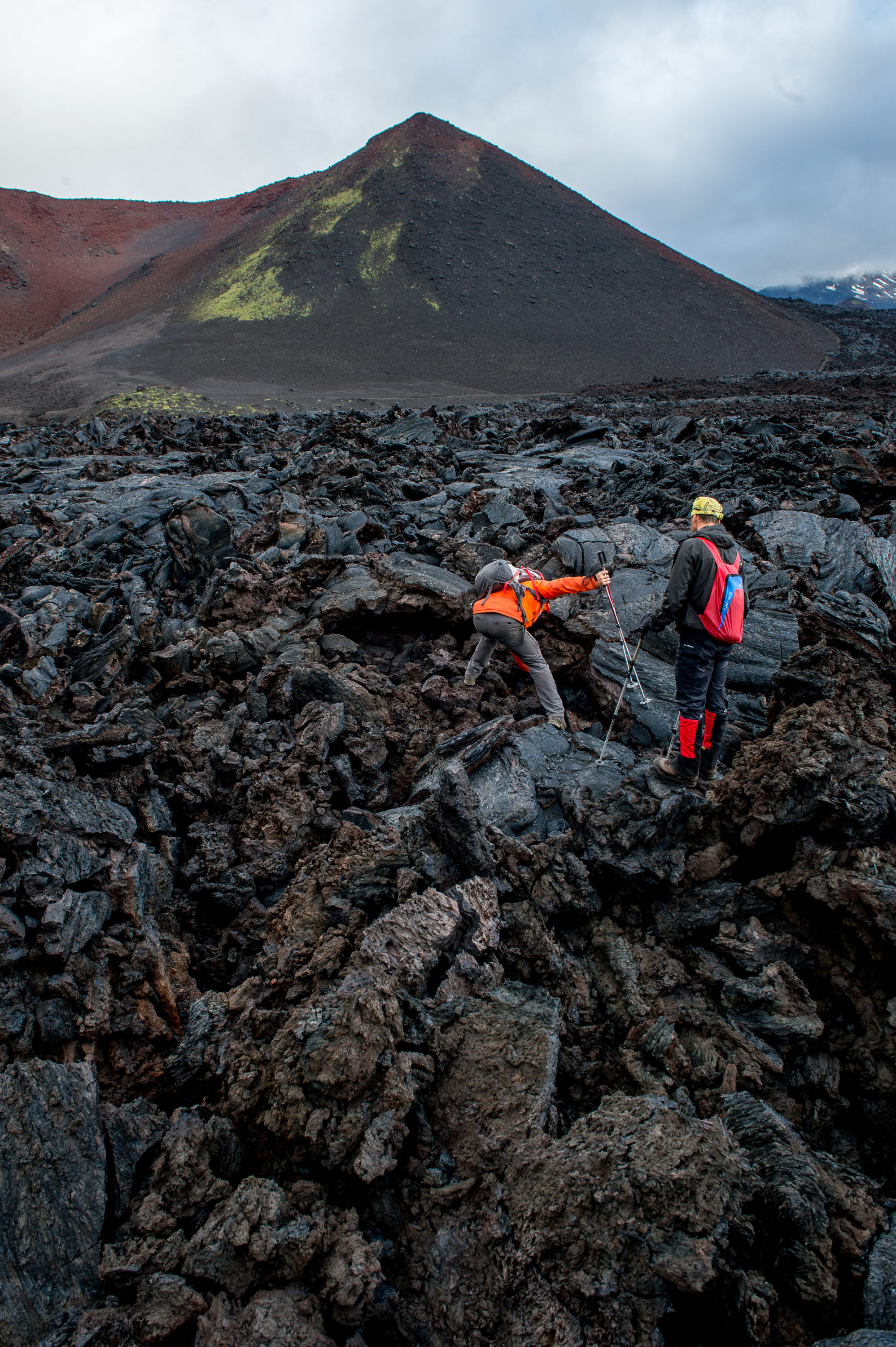 Foto di igor, la nostra guida mostra ad aldo mazzocchi le diverse conformazioni della lava mentre saliamo sul vulcano tolbachick