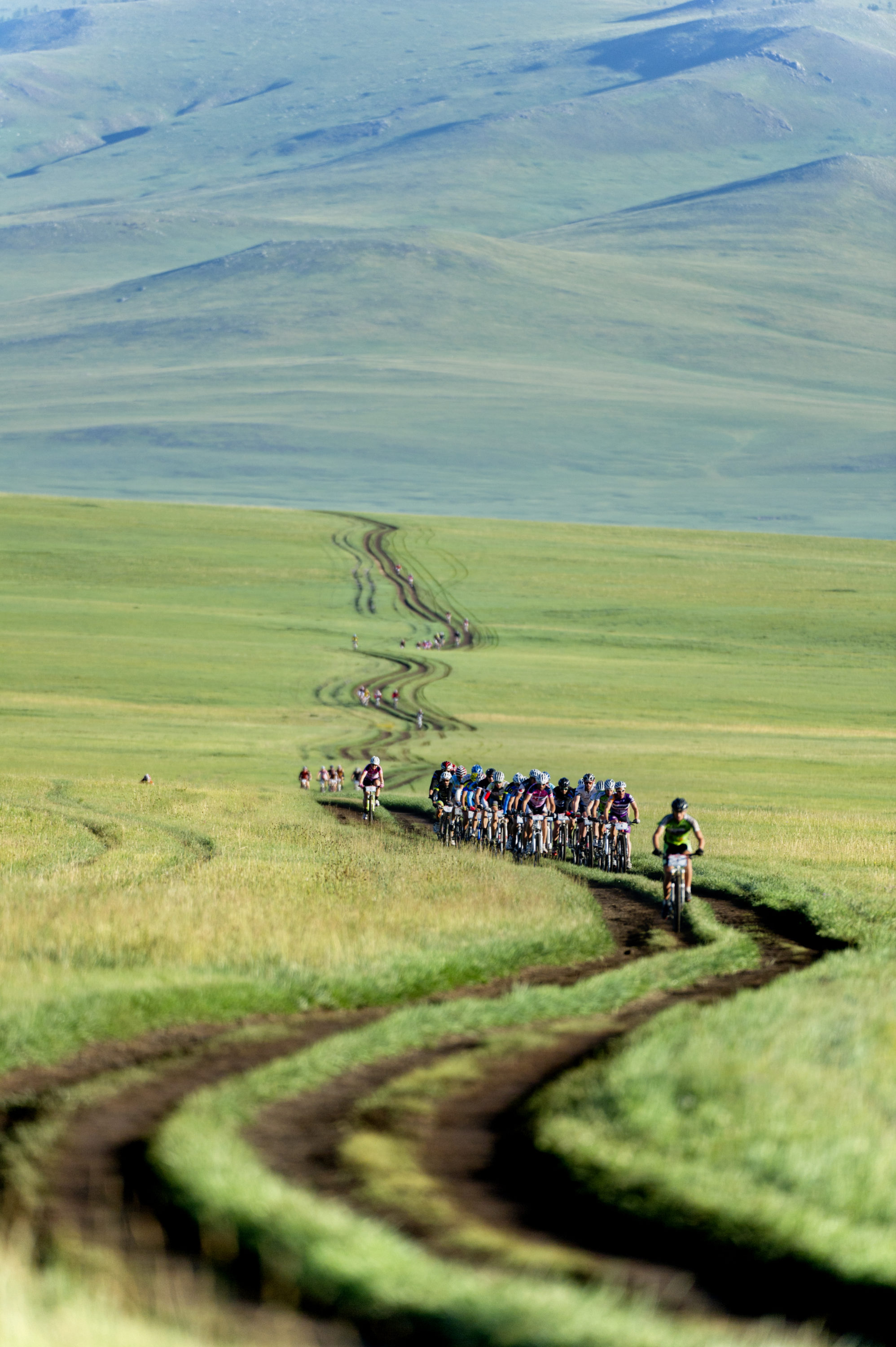 Foto di Ciclisti sul percorso della Mongolia Bike Challange