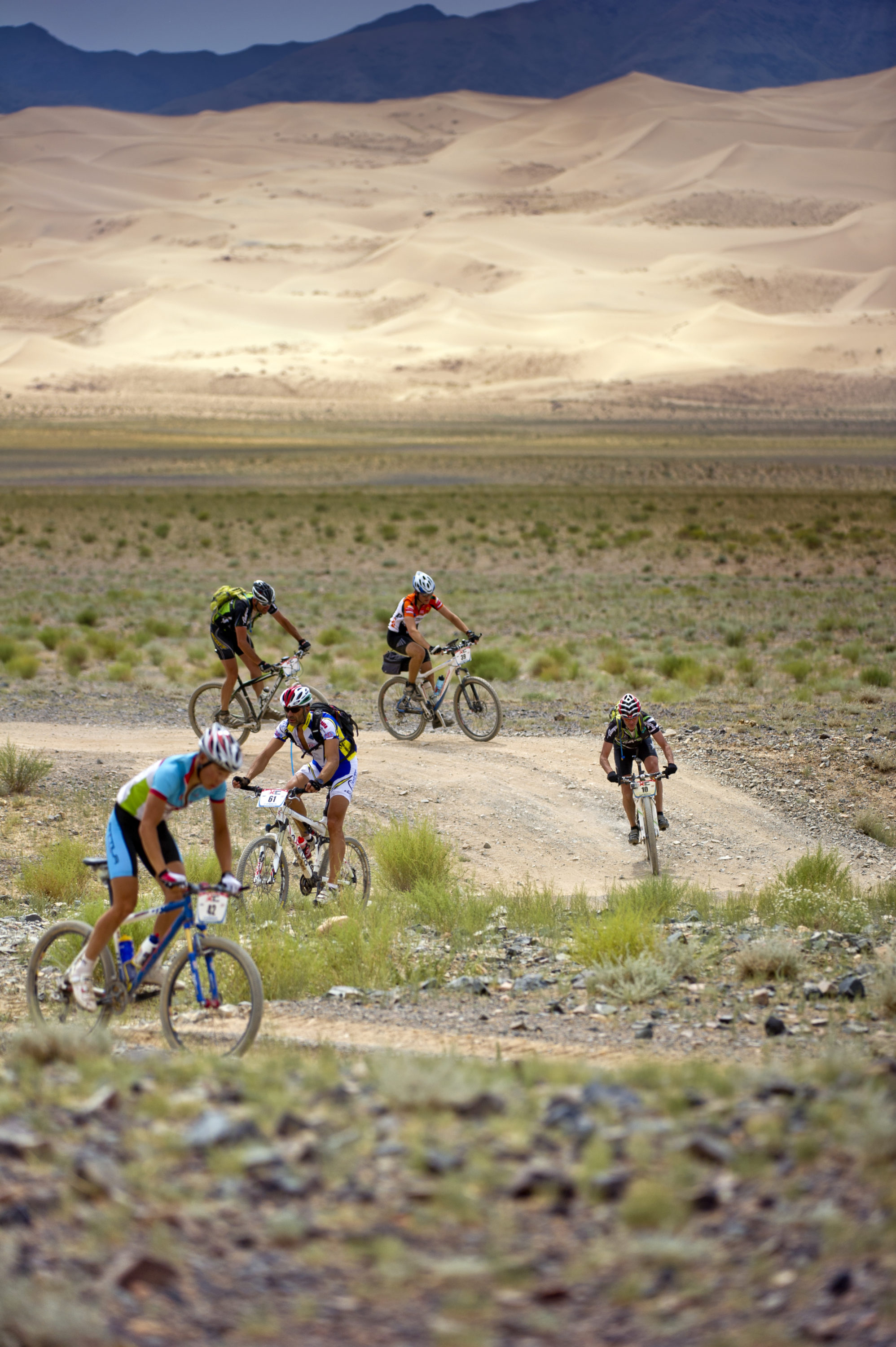 Foto di Ciclisti sul percorso della Mongolia Bike Challange