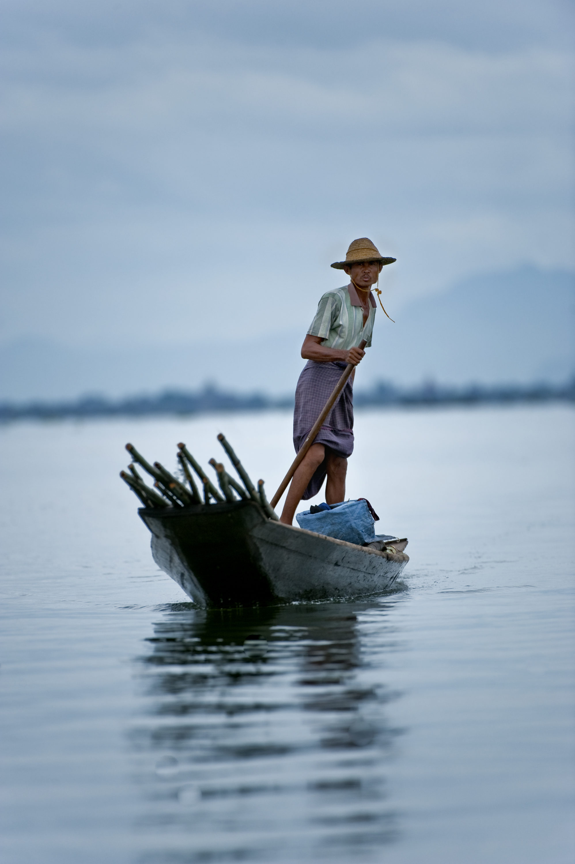 Foto di Un pescatore al lavoro sul lago Inle