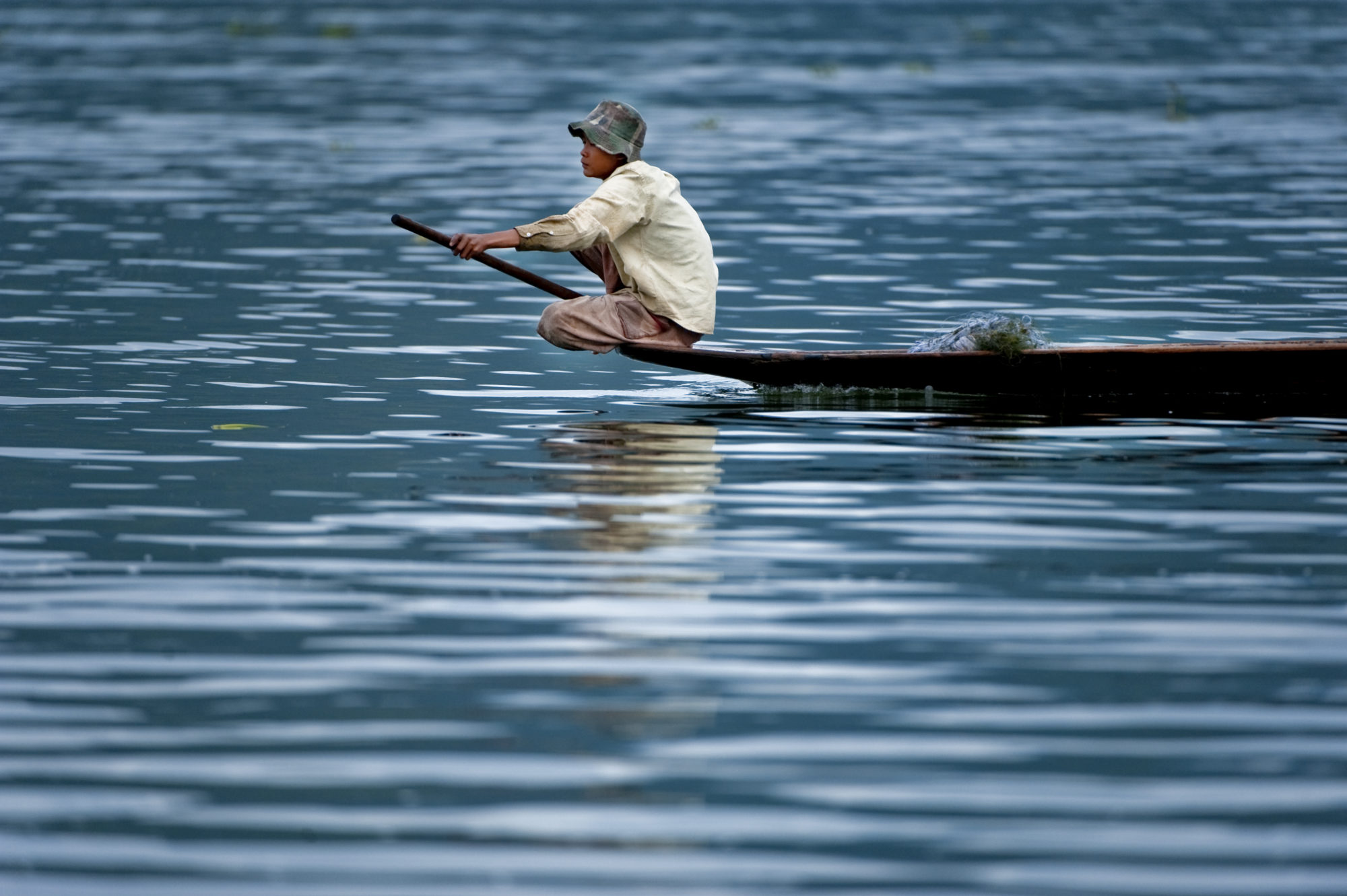 Foto di Uomo in barca sul lago Inle in Myanmar