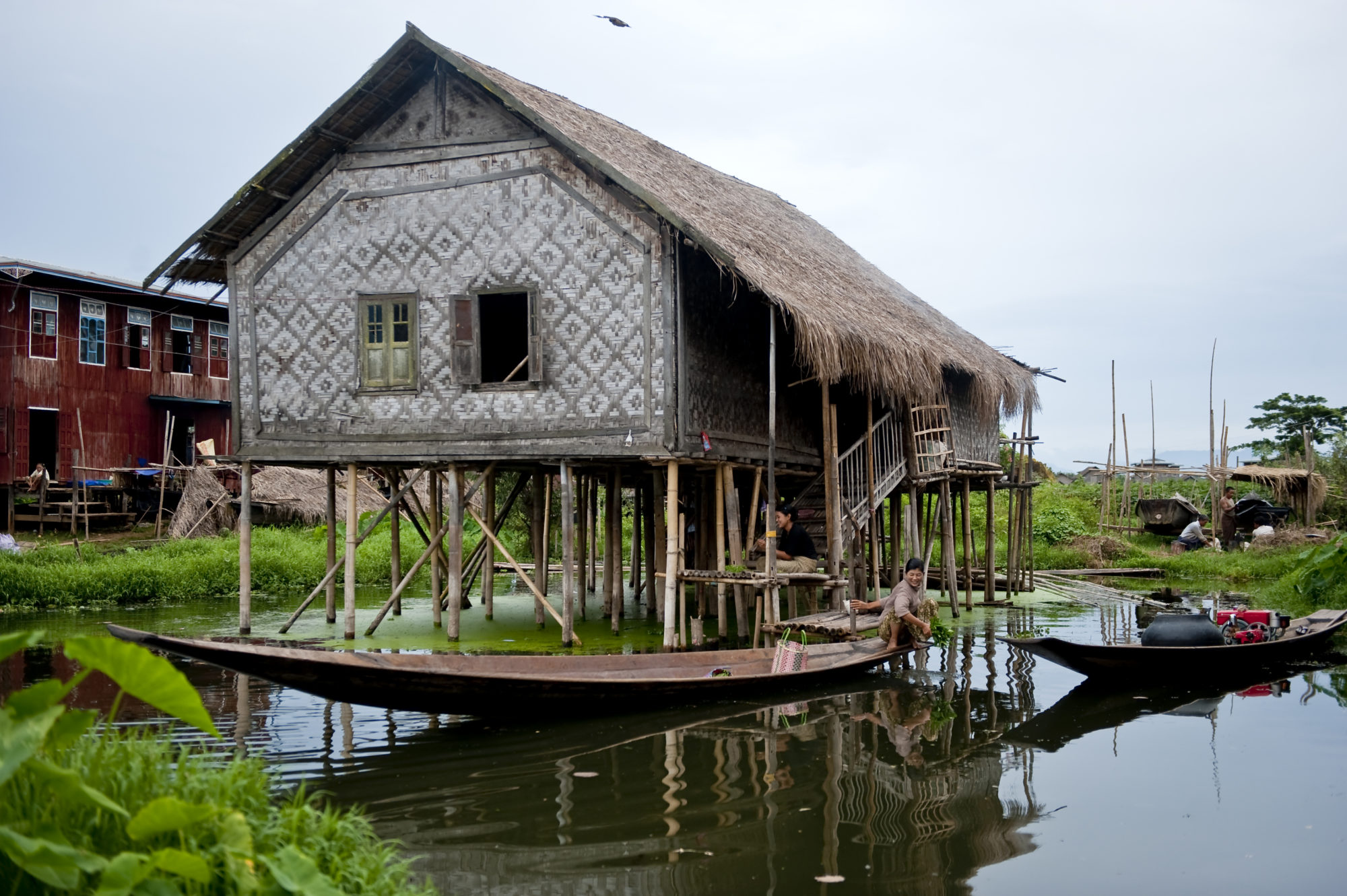 Foto di Donne sul portico di una palafitta nel lago Inle in Myanmar