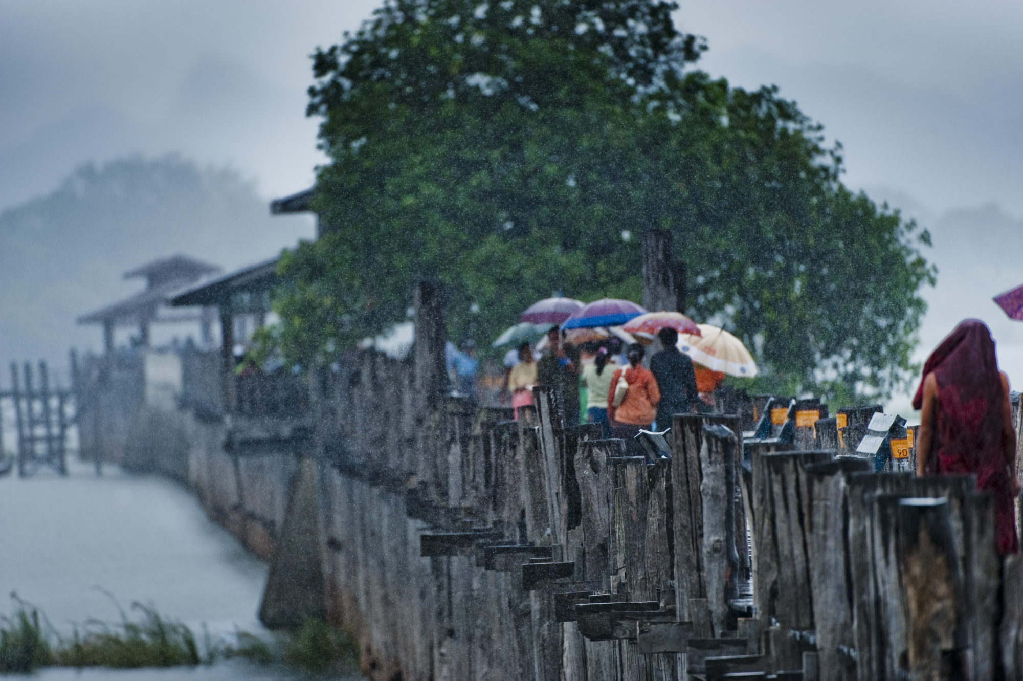 Foto di Attraversamento del ponte di Mandalay sotto la pioggia