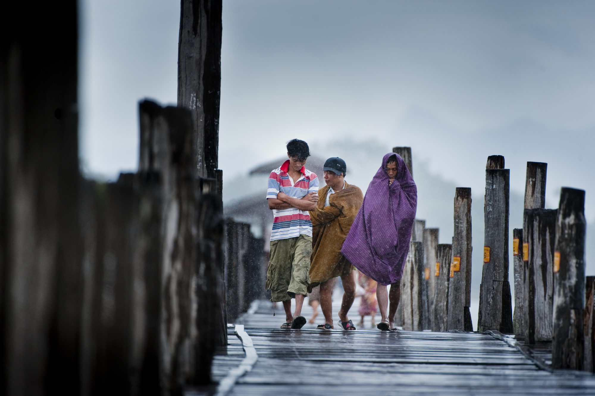 Foto di Attraversamento del ponte di Mandalay sotto la pioggia