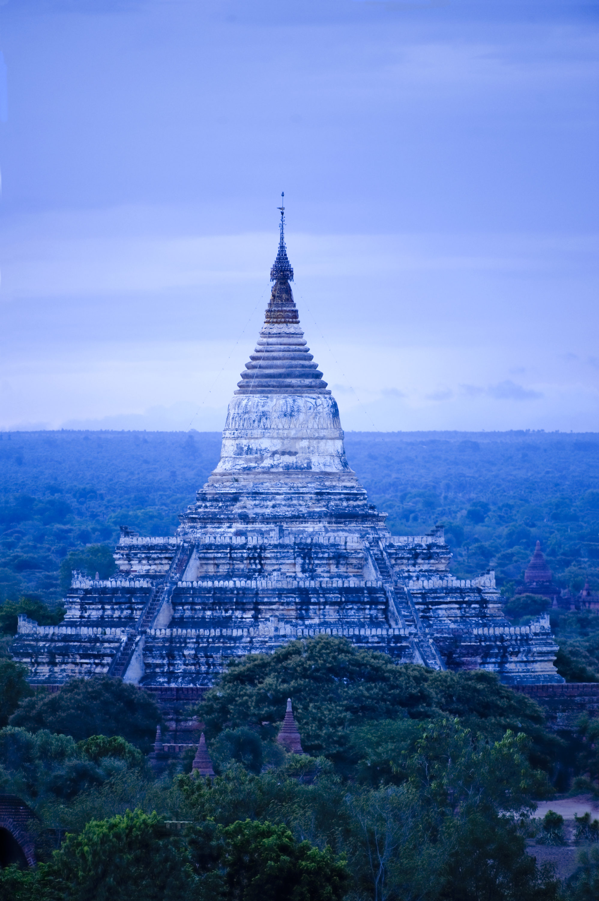 Foto di Veduta del paesaggio della valle di Bagan con i suoi numerosi templi