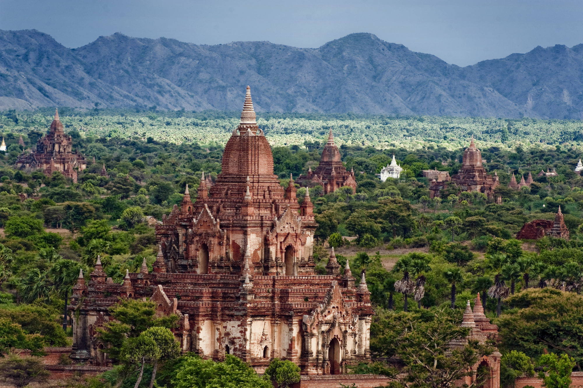 Foto di Veduta del paesaggio della valle di Bagan con i suoi numerosi templi