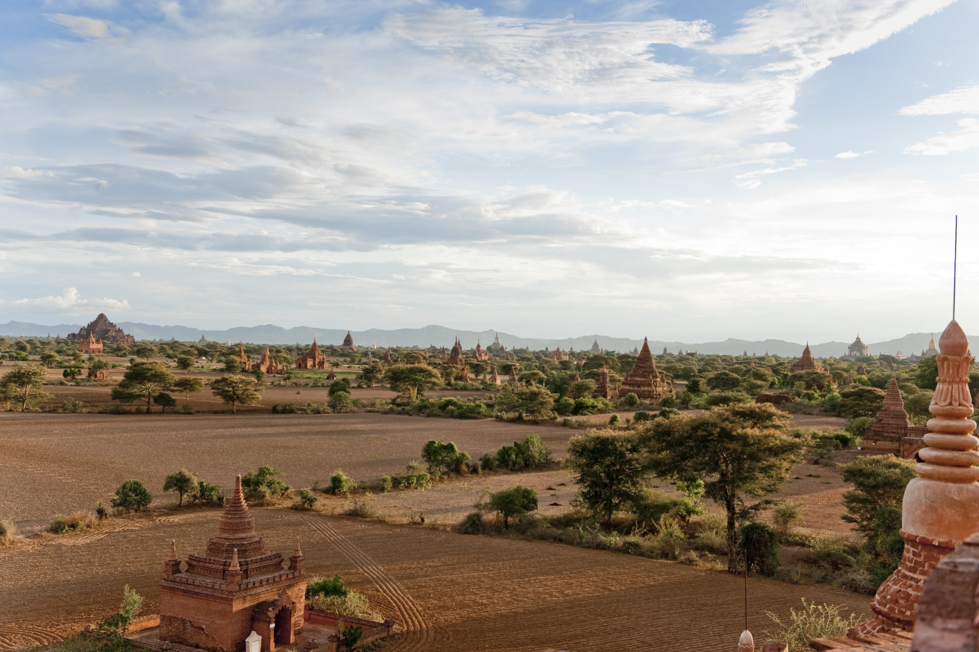 Foto di Veduta del paesaggio della valle di Bagan con i suoi numerosi templi