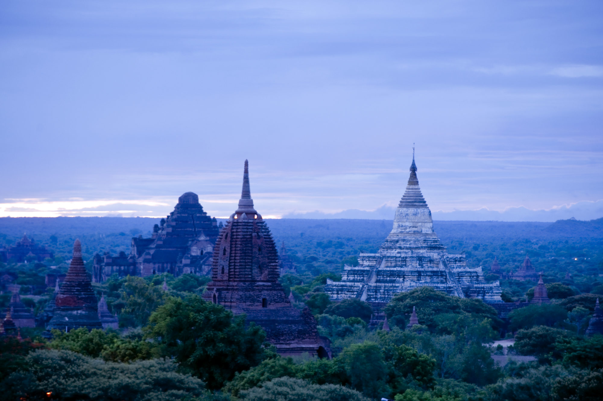 Foto di Veduta del paesaggio della valle di Bagan con i suoi numerosi templi