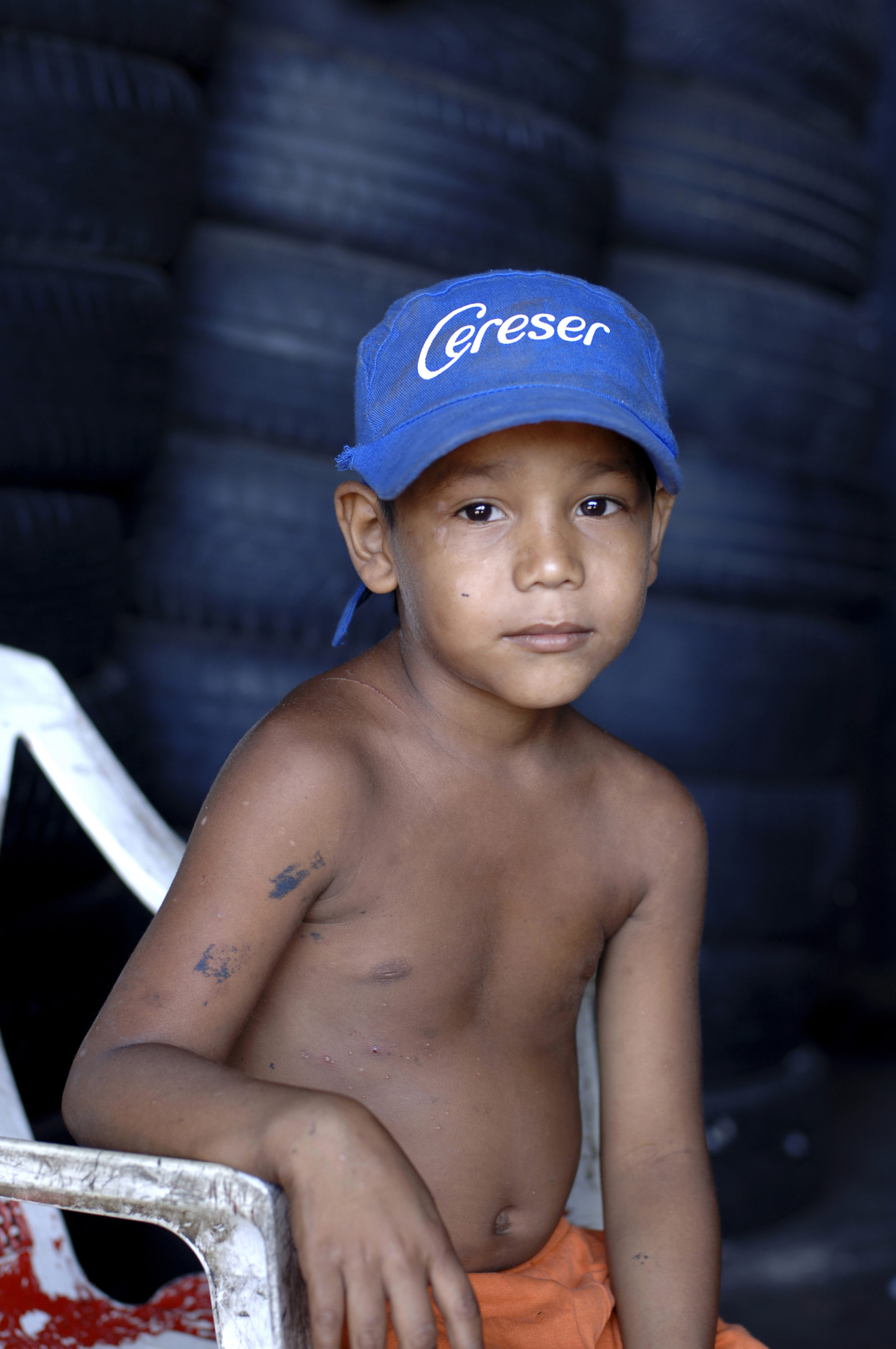 Foto di bambino seduto in un’officina