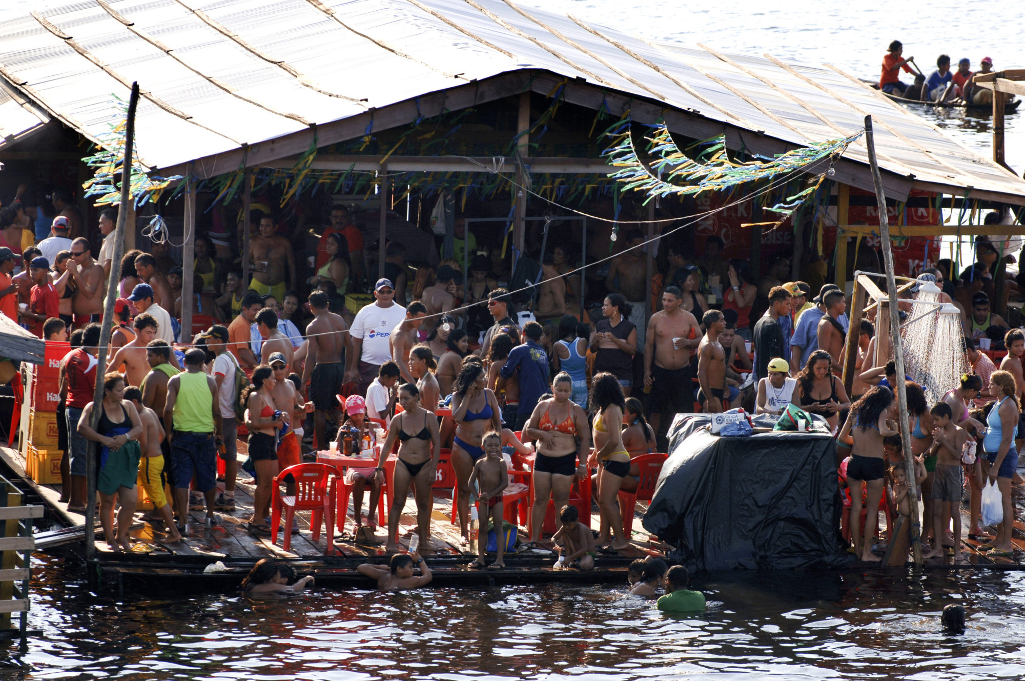 Foto di festa su una zattera in amazzonia