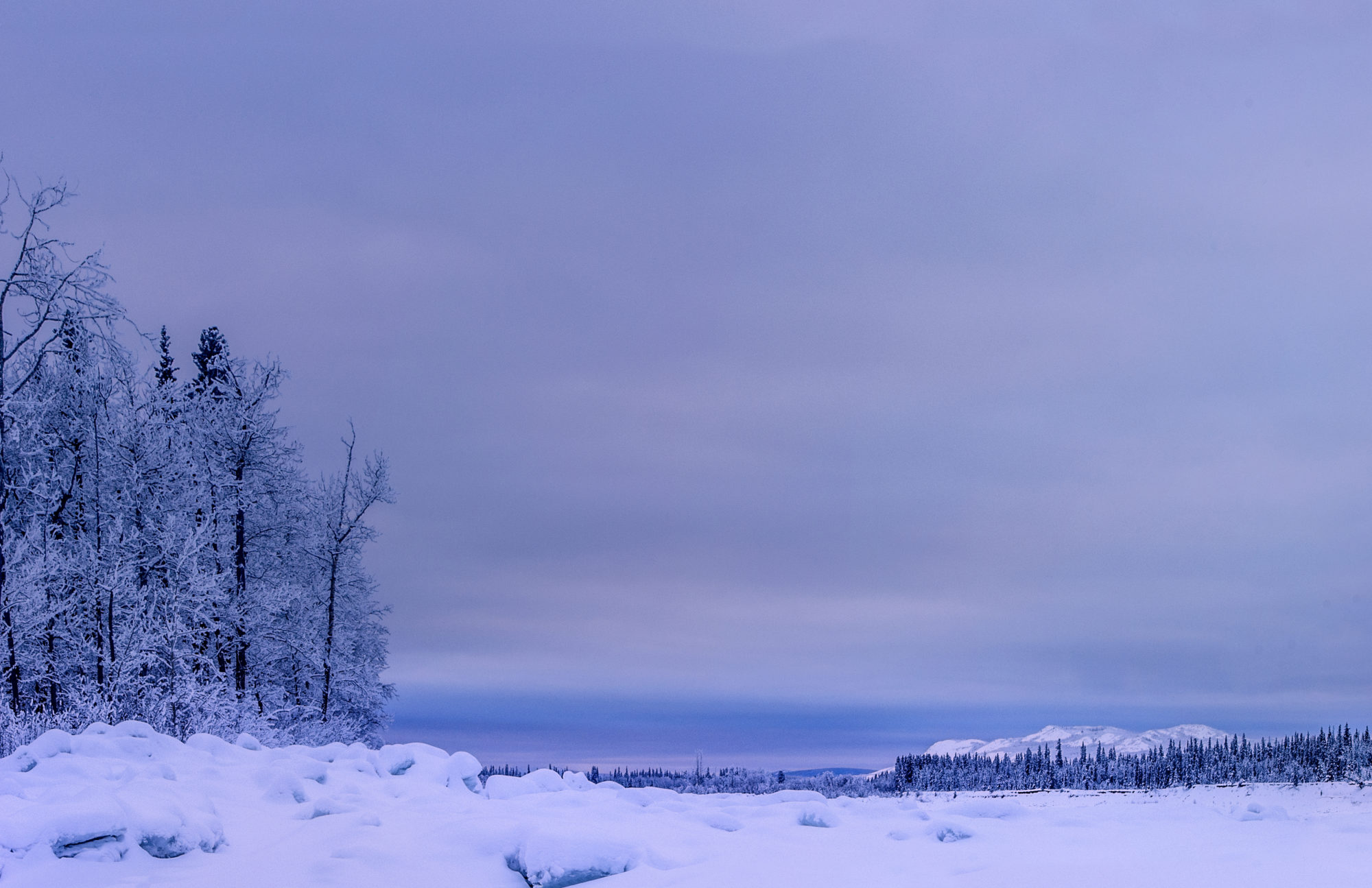 Foto di yukon river ghiacciato e ricoperto di neve