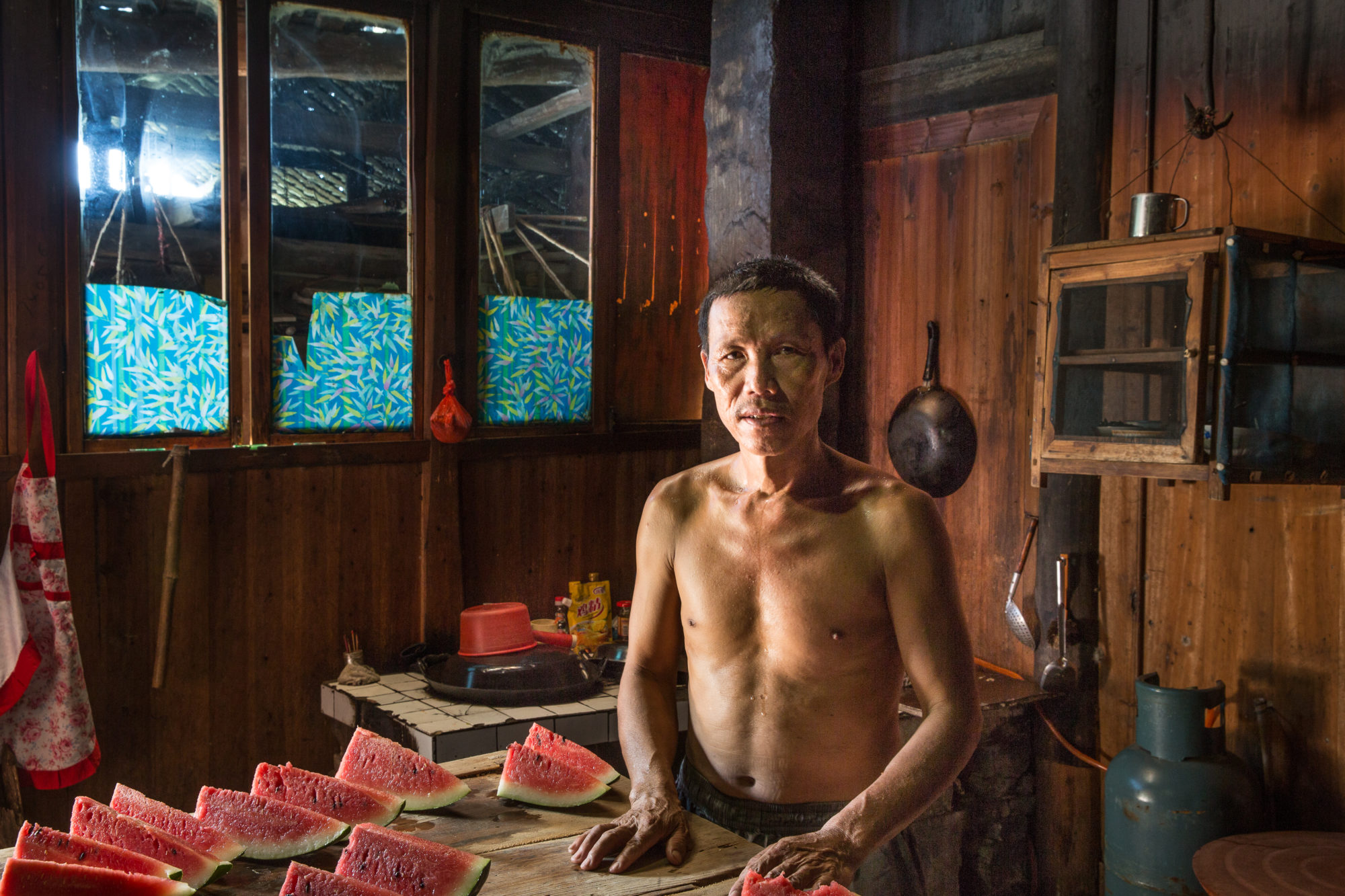 Foto di cina, un uomo nella sua casa di fenghuang