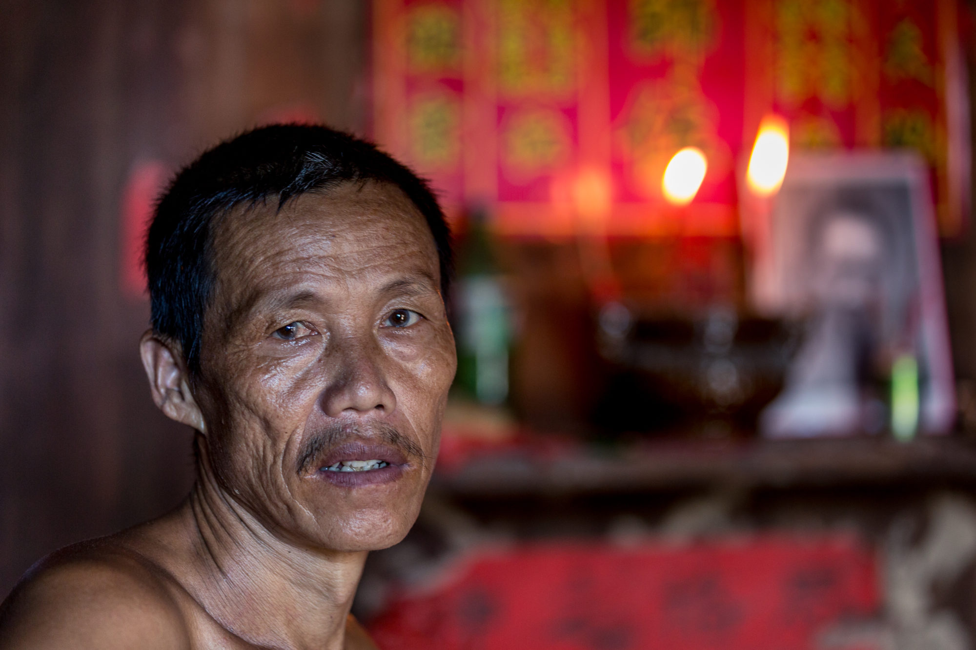 Foto di cina, un uomo nella sua casa di fenghuang