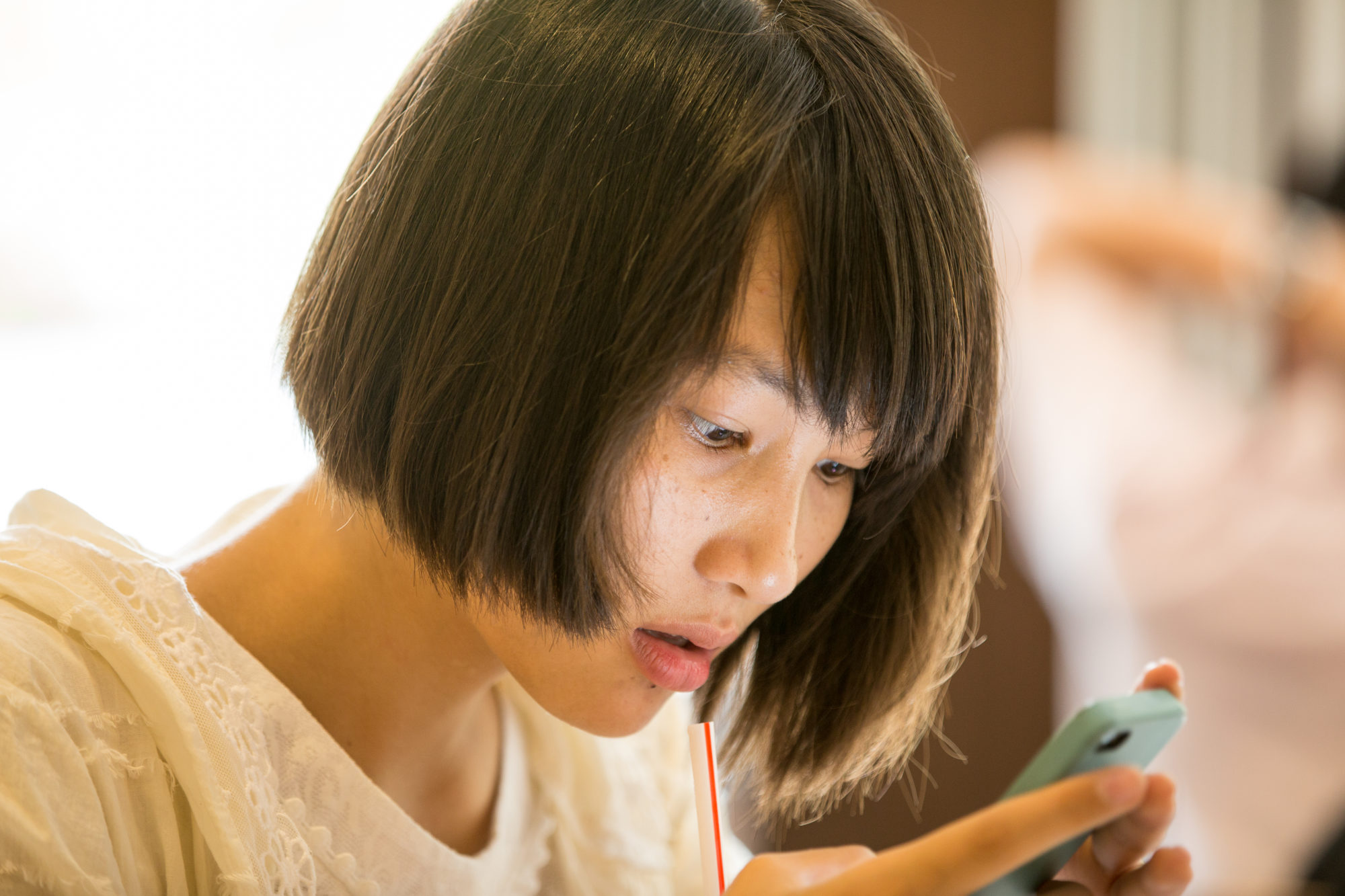 Foto di cina,hong kong una ragazza naviga col suo smartphone