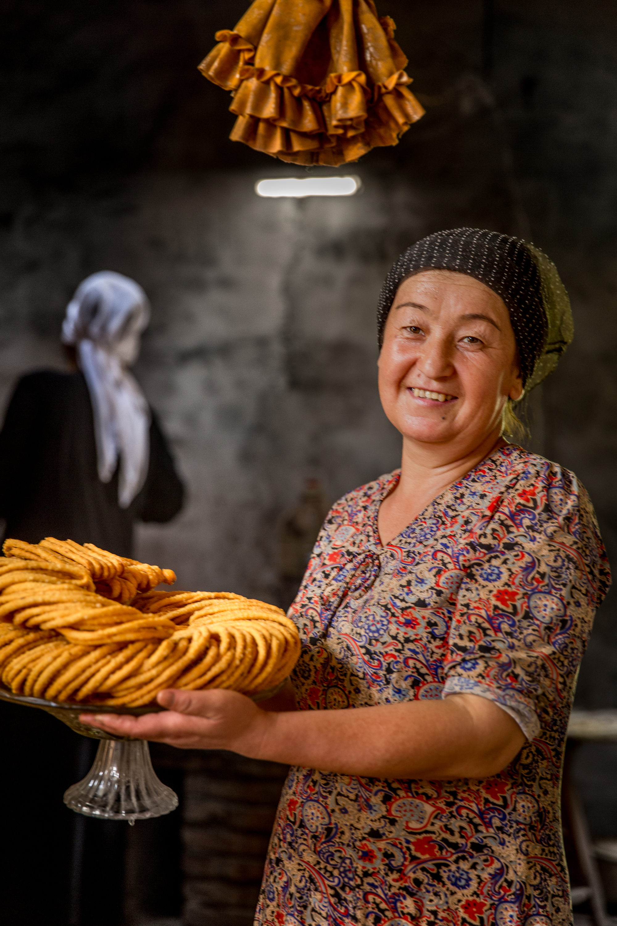 Foto di cina, donna mostra un dolce fritto