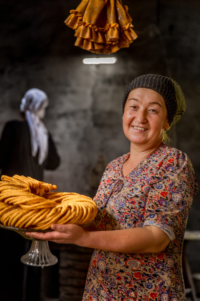 cina, donna mostra un dolce fritto