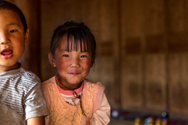 cina, due bambini nel monastero di xiahe