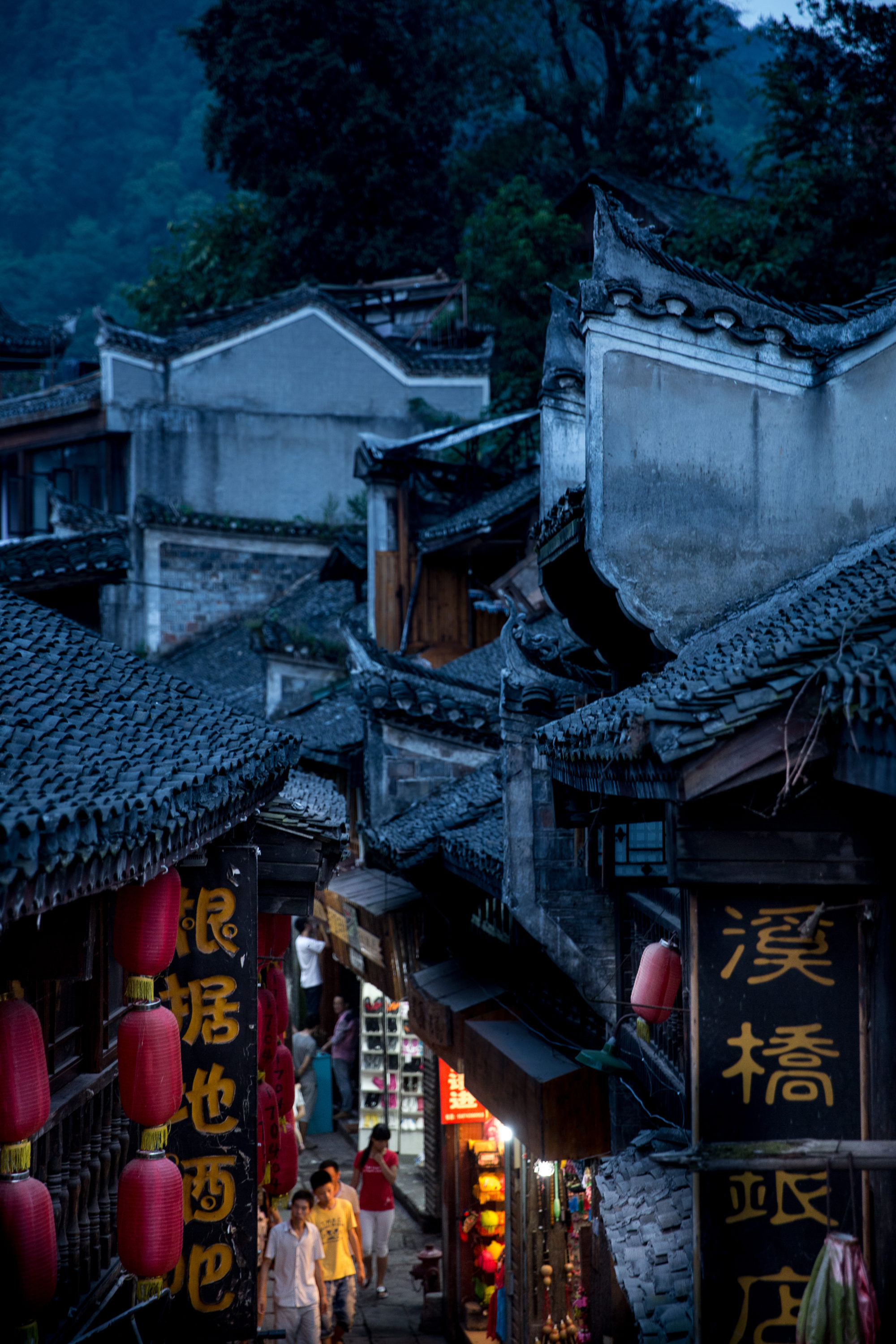 Foto di Una strada di Fenghuang al crepuscolo