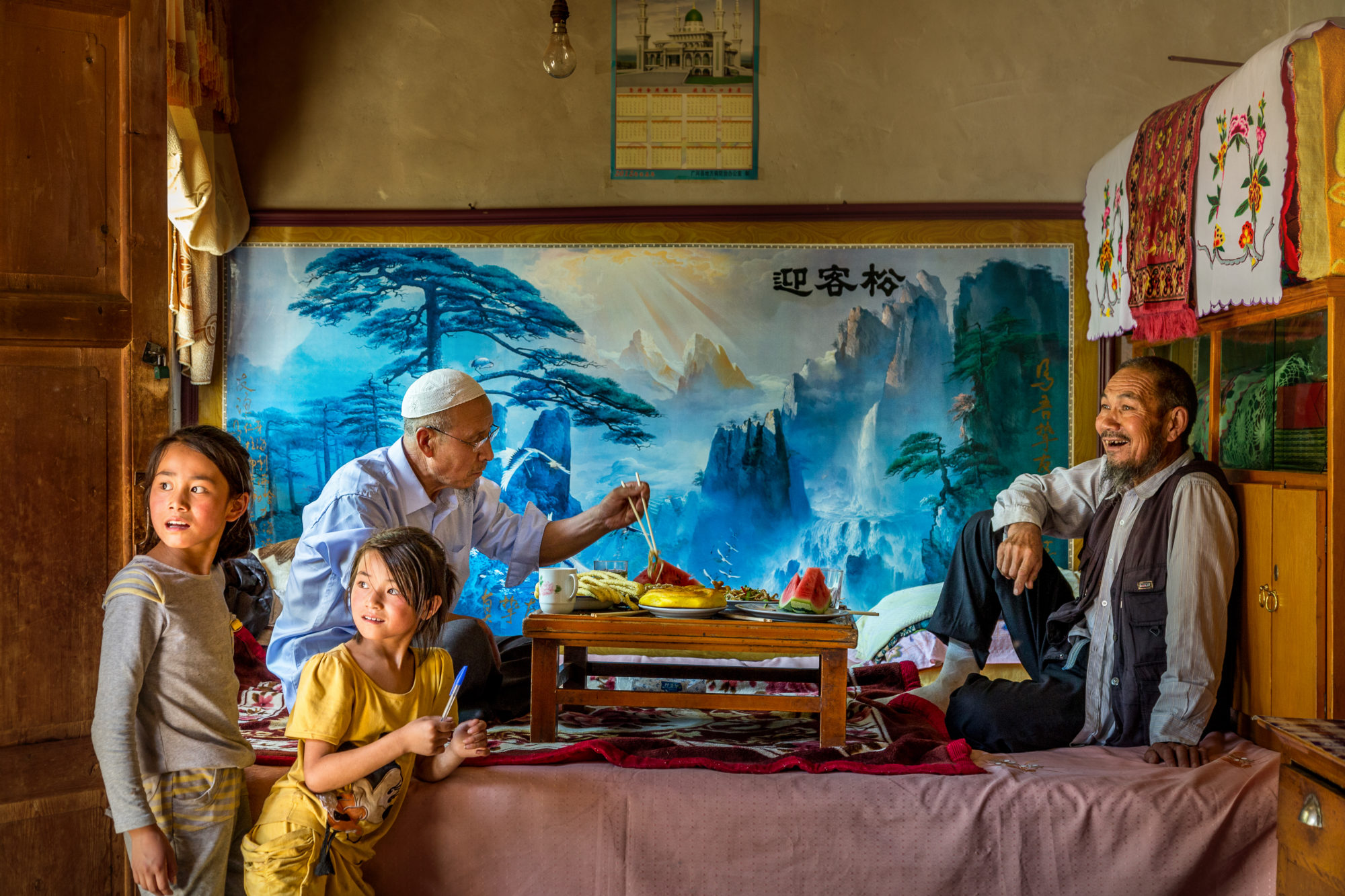 Foto di cina, due uomini consumano uno spuntino all’interno della loro a