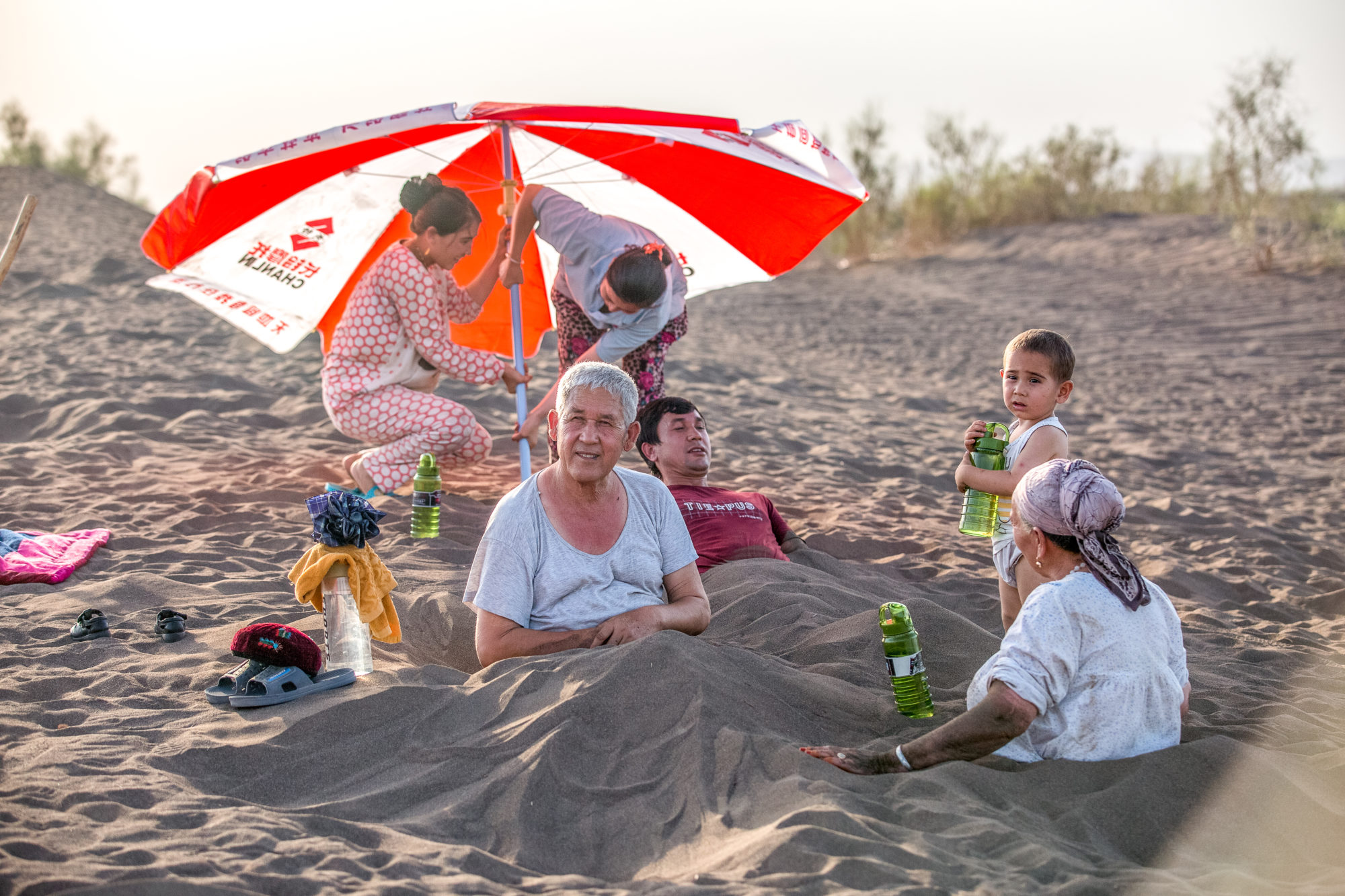 Foto di Turpan: una famiglia fa le sabbiature