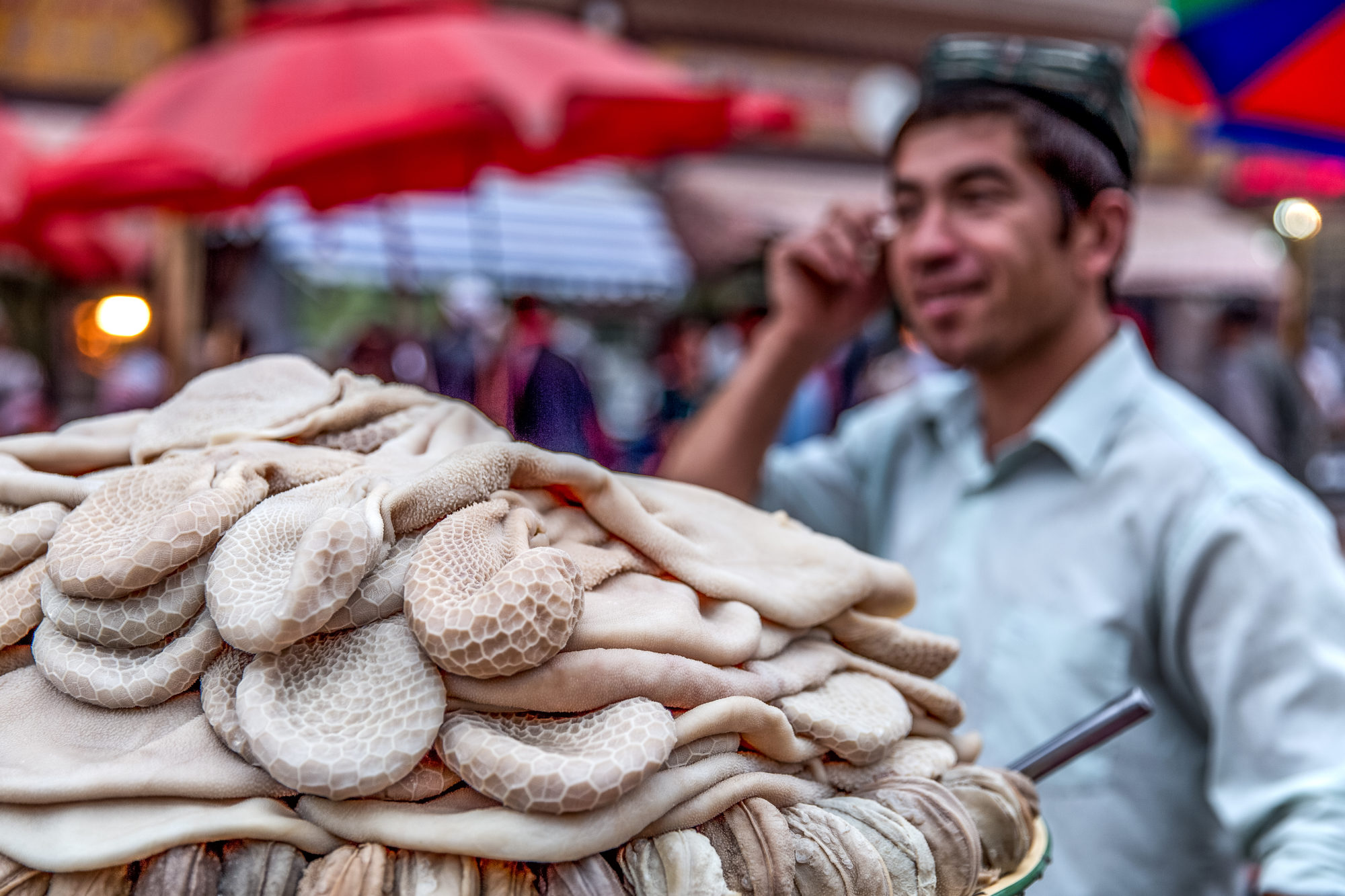 Foto di Un uomo vende cibo al mercato di Kashgar