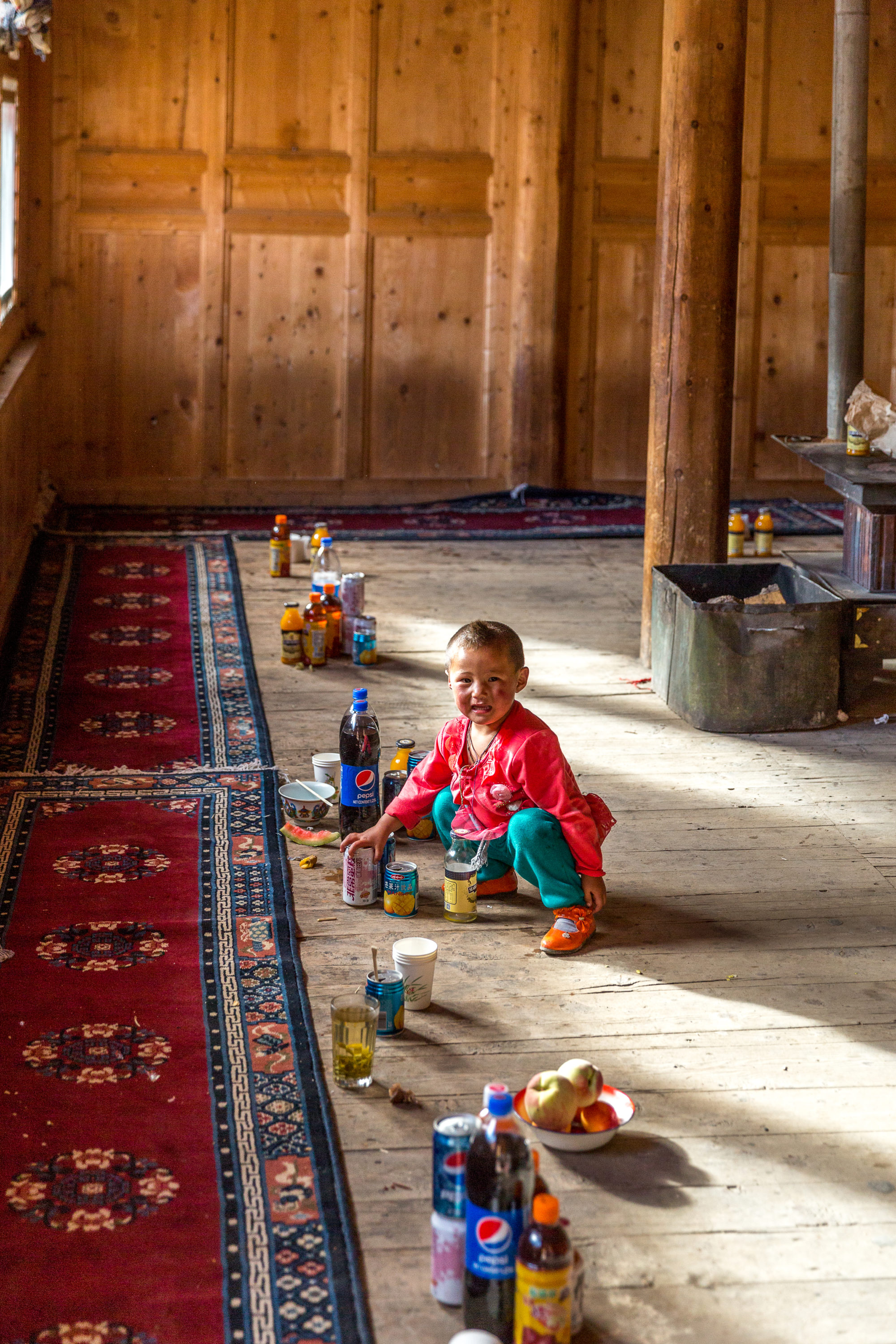 Foto di Un bimbo nella mensa di un monastero a Xiahe