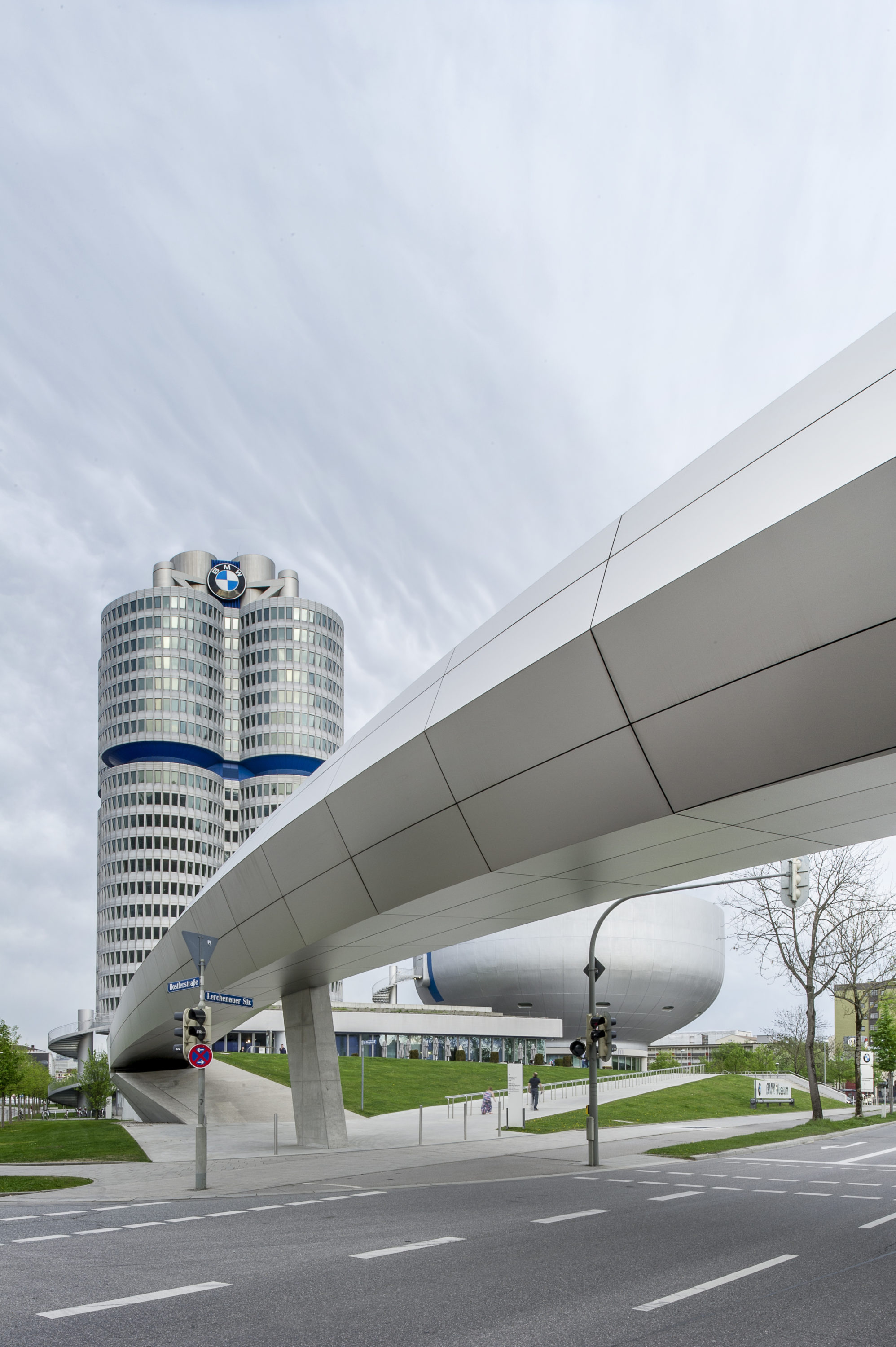 Foto di Ponte e fabbrica della BMW con cielo coperto di nuvole