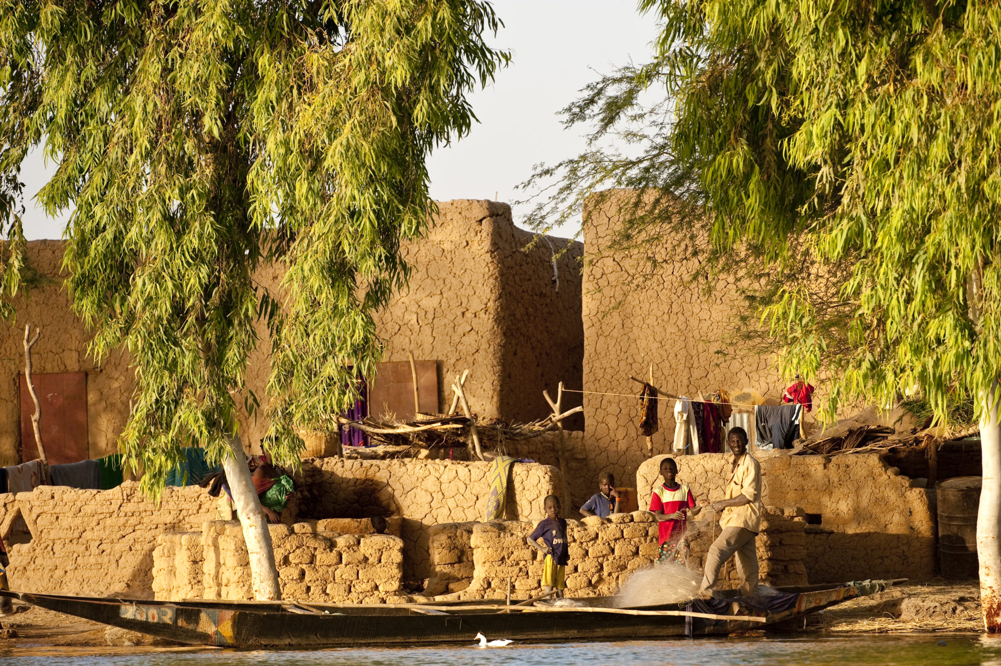 Foto di L’ultimo sole illumina un villaggio di pescatori sul fiume Niger