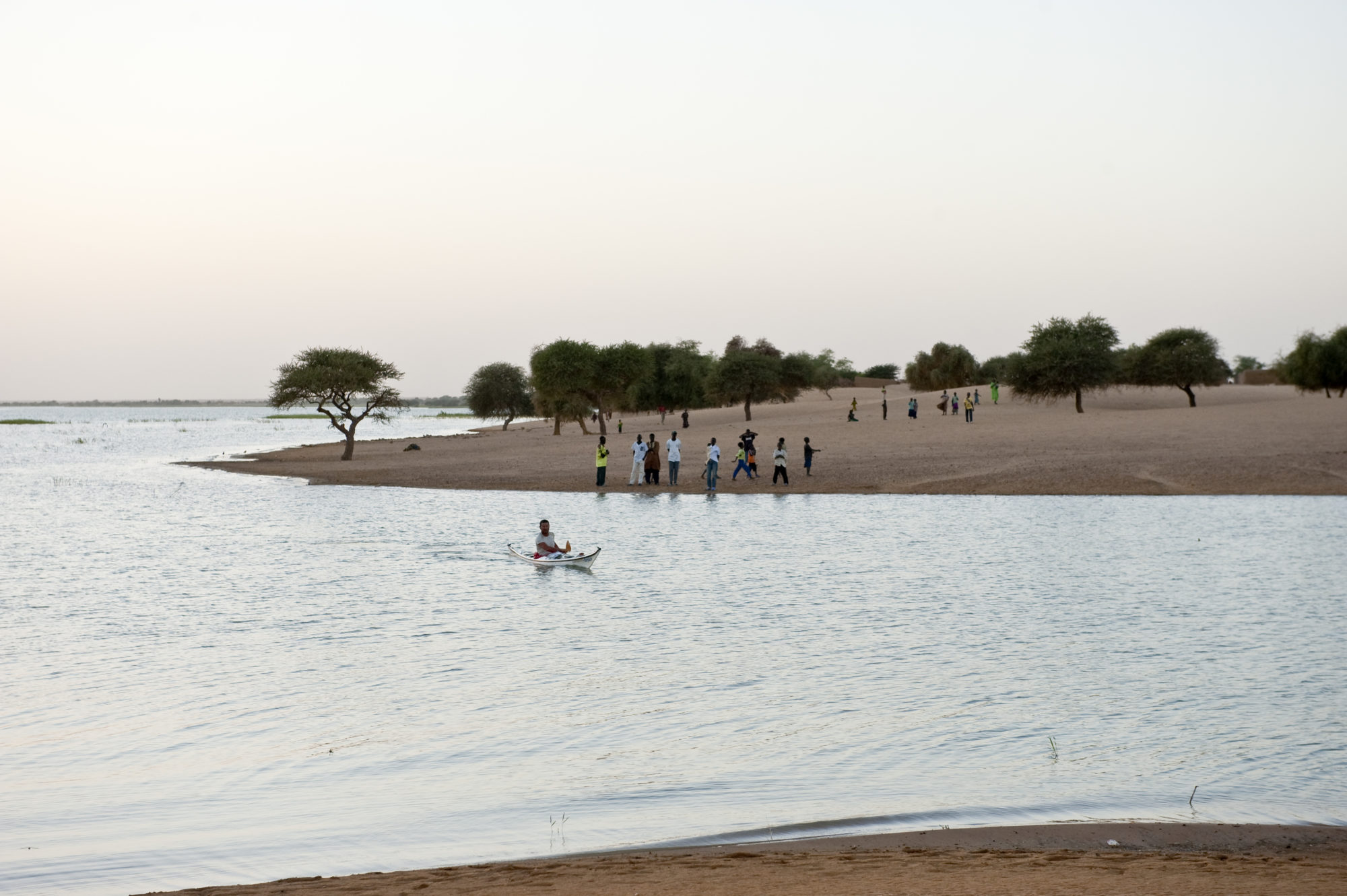 Foto di Aldo Mazzocchi al termine di una tappa durante la sua spedizione sul fiume Niger