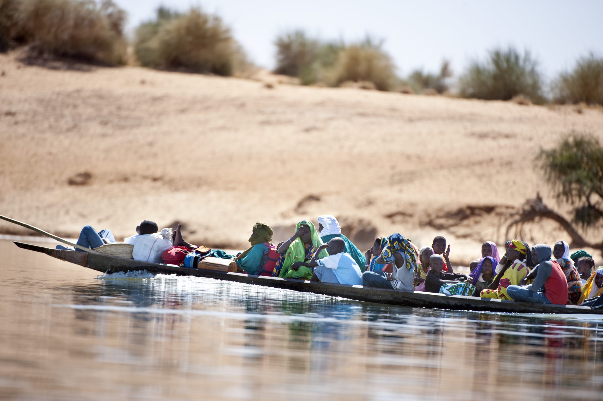 Foto di Passeggieri su un’imbarcazione sul fiume Niger