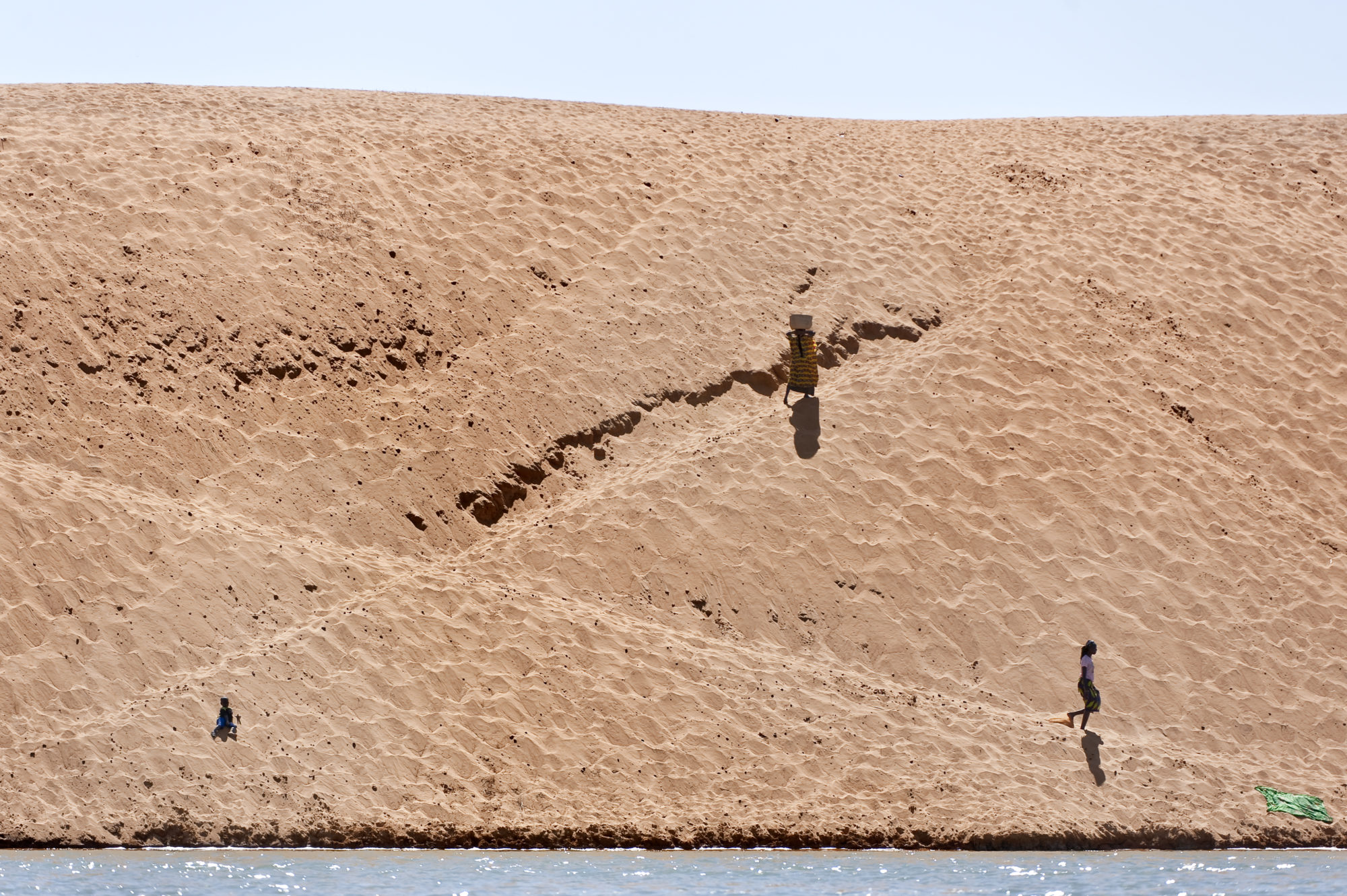 Foto di Donne al lavoro in riva al fiume Niger